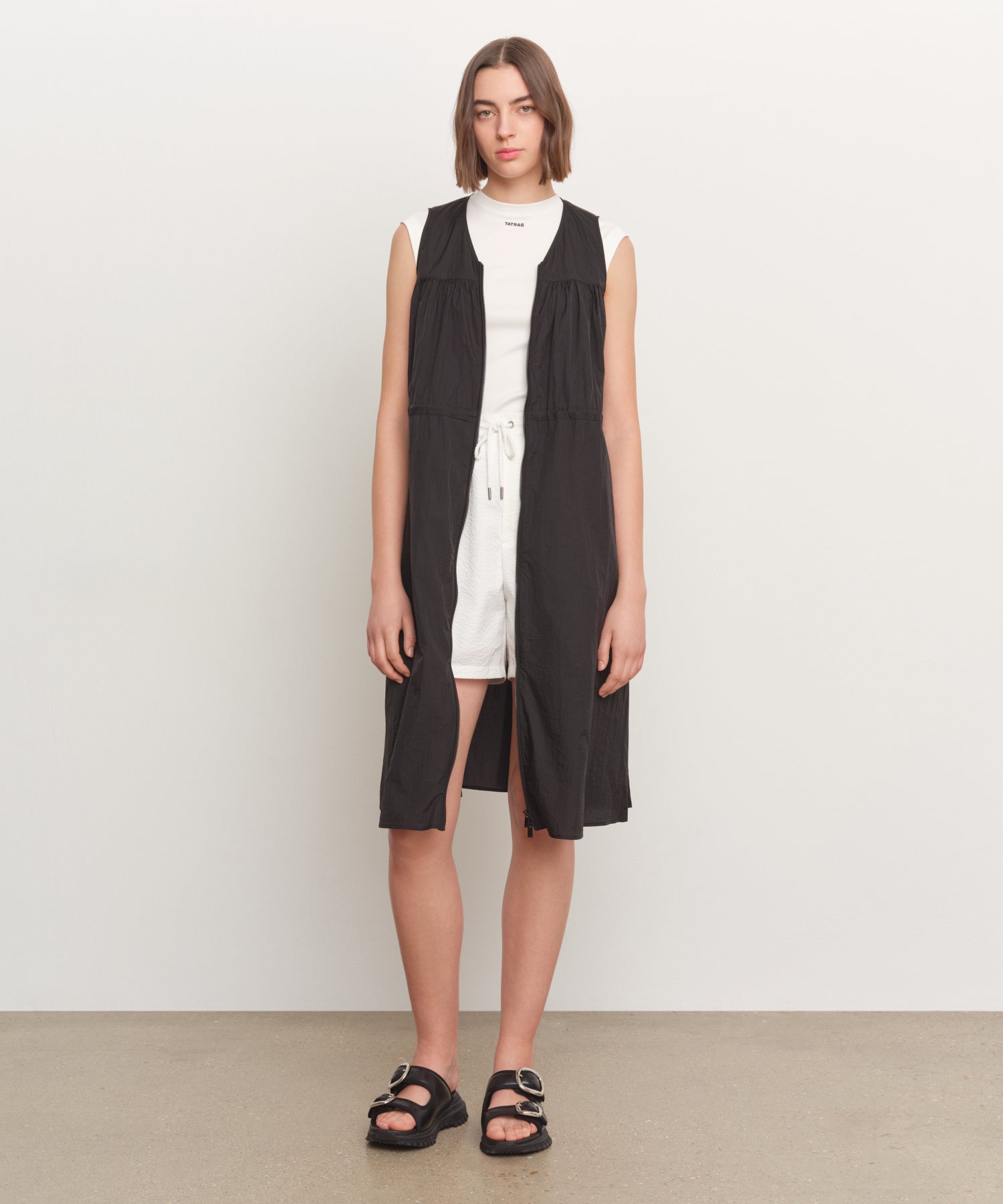 The model is 181 cm tall and is wearing a size 2 in BLACK.