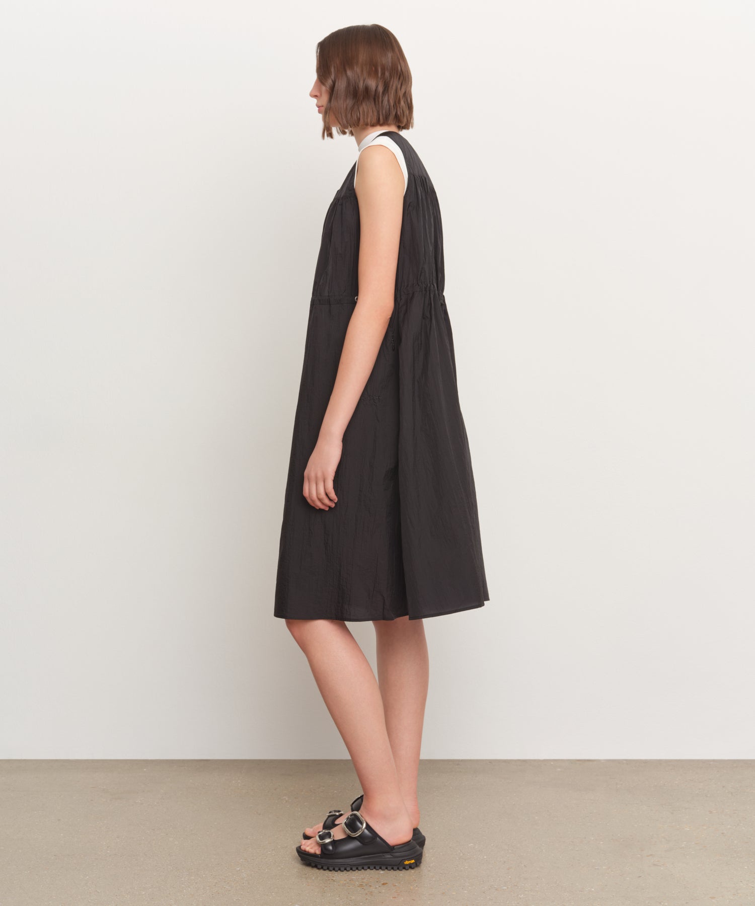 The model is 181 cm tall and is wearing a size 2 in BLACK.