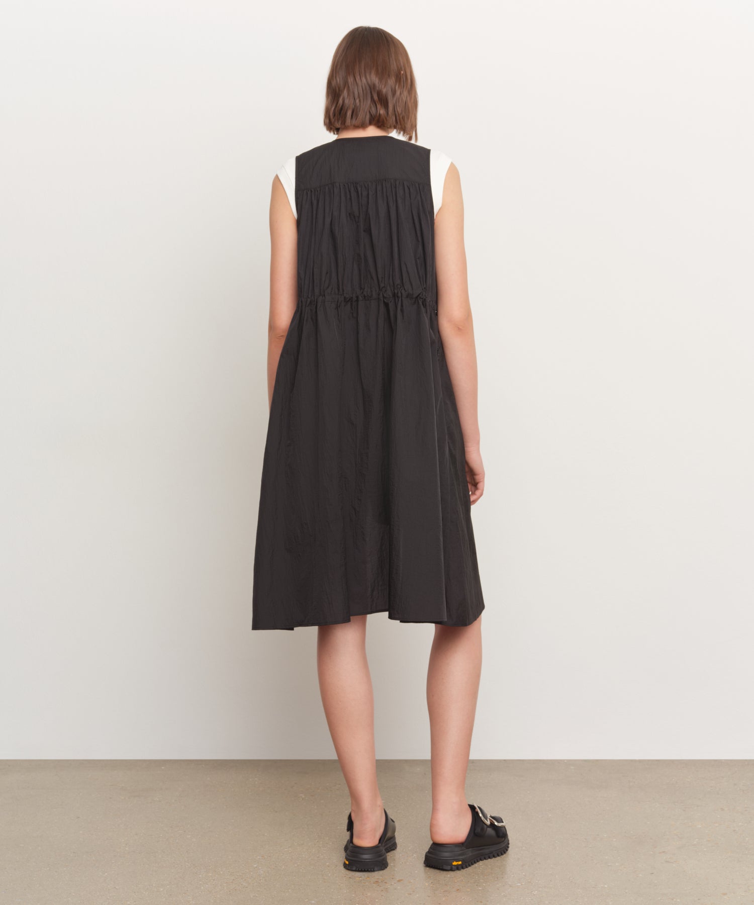 The model is 181 cm tall and is wearing a size 2 in BLACK.