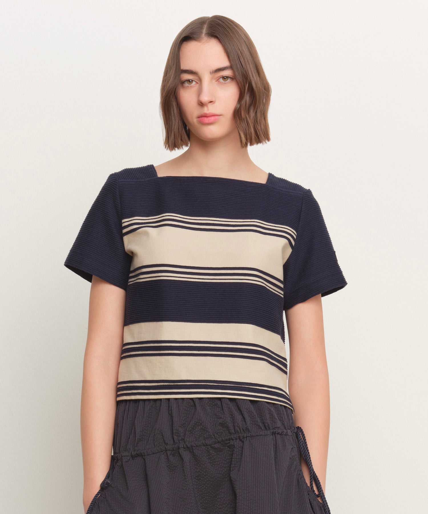 The model is 181 cm tall and is wearing a size 2 in OTHER.