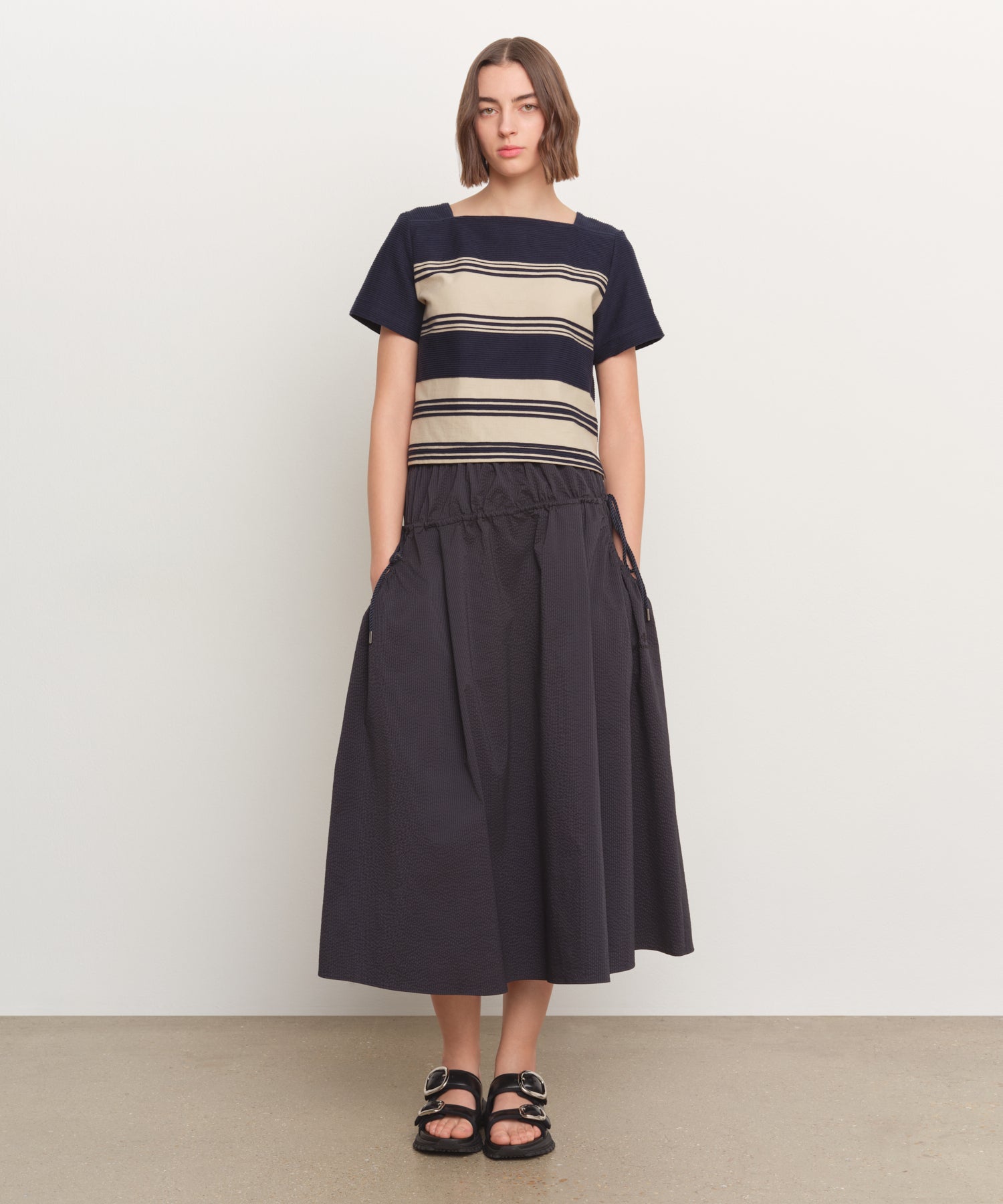 The model is 181 cm tall and is wearing a size 2 in OTHER.