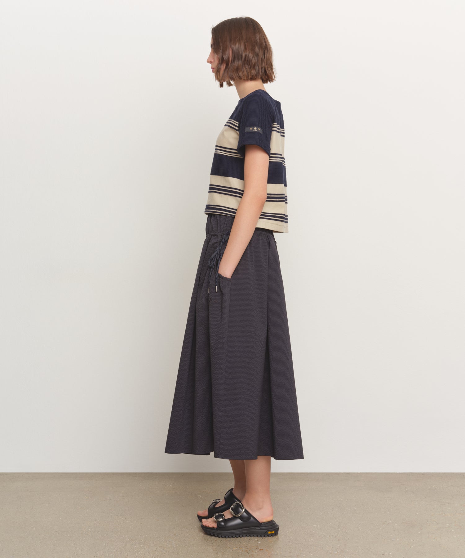 The model is 181 cm tall and is wearing a size 2 in OTHER.