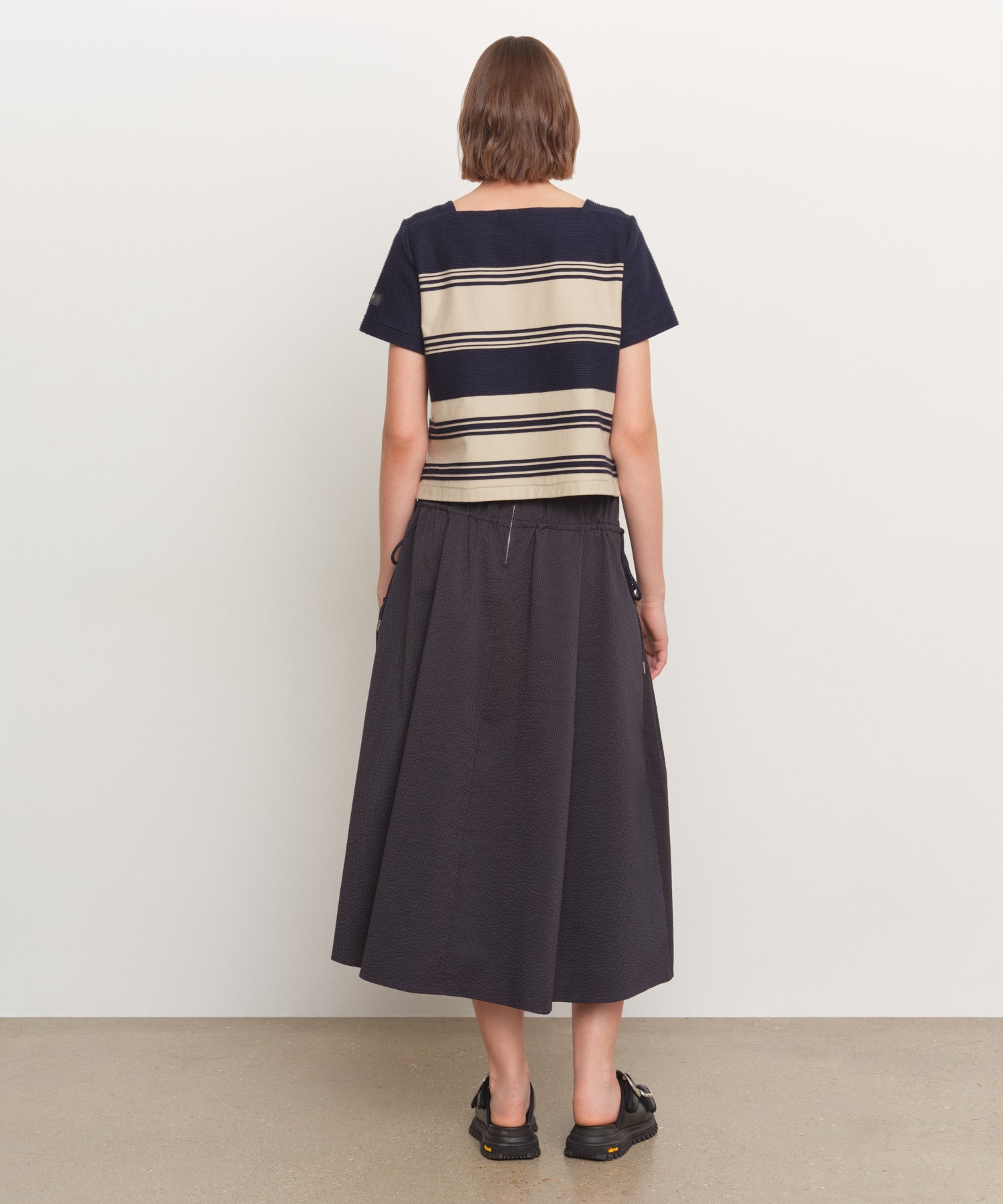 The model is 181 cm tall and is wearing a size 2 in OTHER.