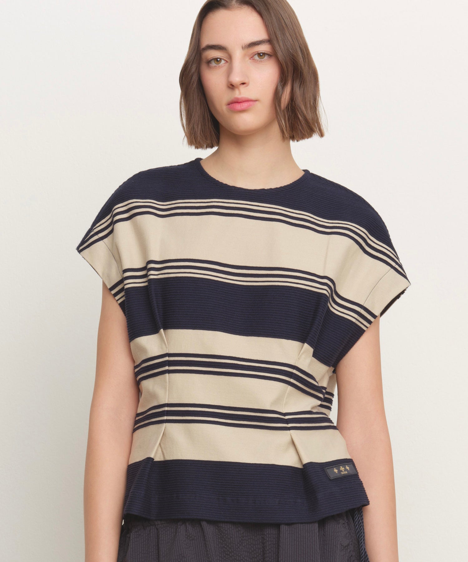 The model is 181 cm tall and is wearing a size 2 in OTHER.