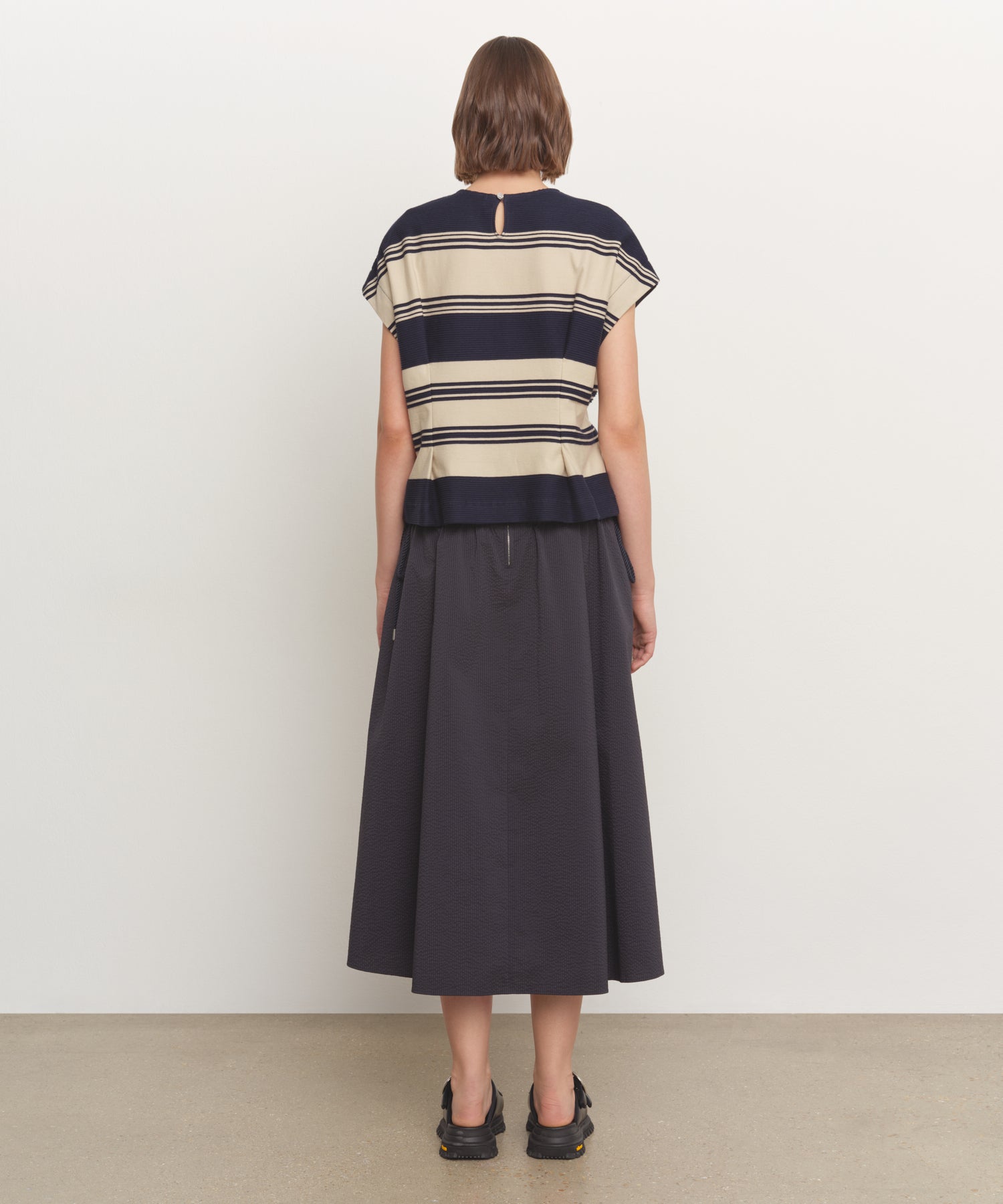 The model is 181 cm tall and is wearing a size 2 in OTHER.