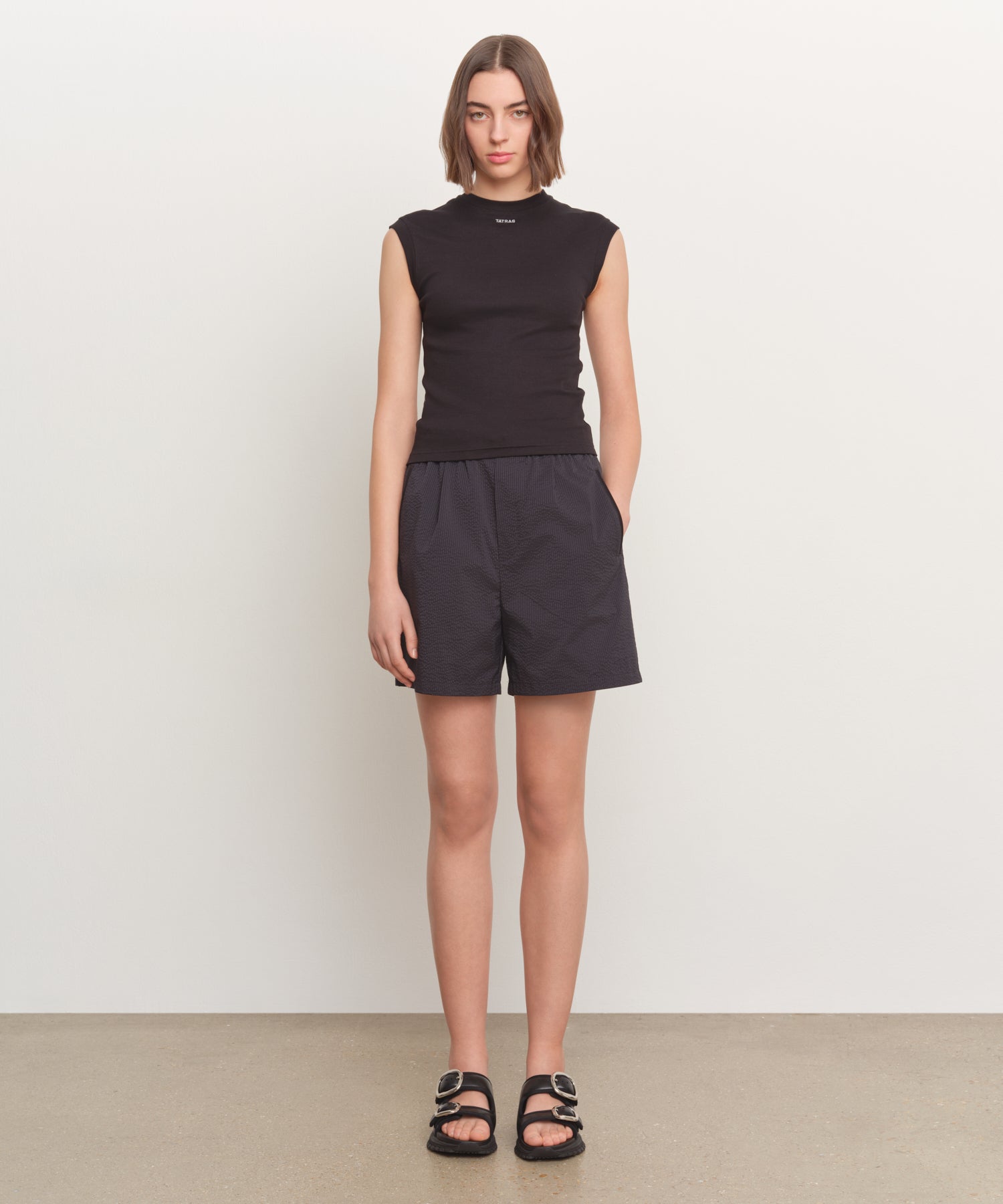 The model is 181 cm tall and is wearing a size 2 in BLACK.