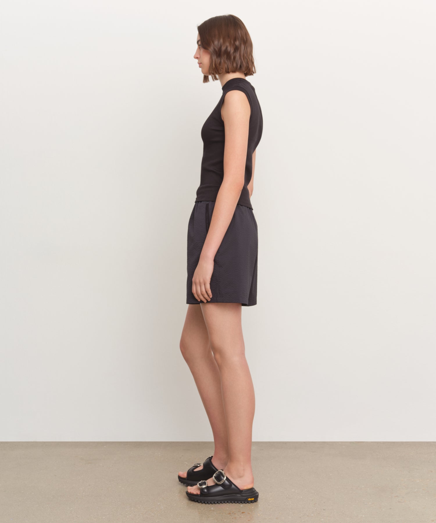 The model is 181 cm tall and is wearing a size 2 in BLACK.