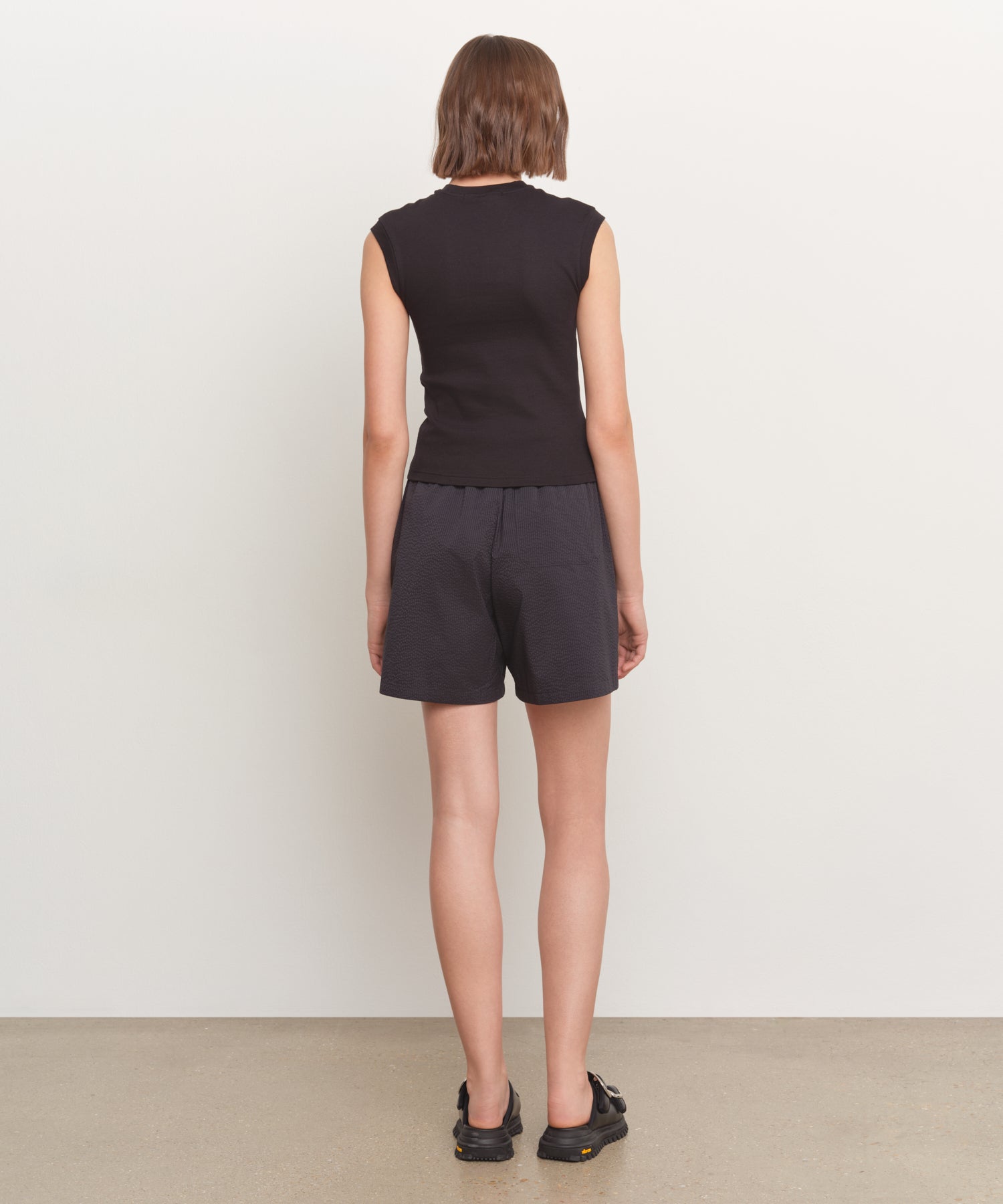 The model is 181 cm tall and is wearing a size 2 in BLACK.