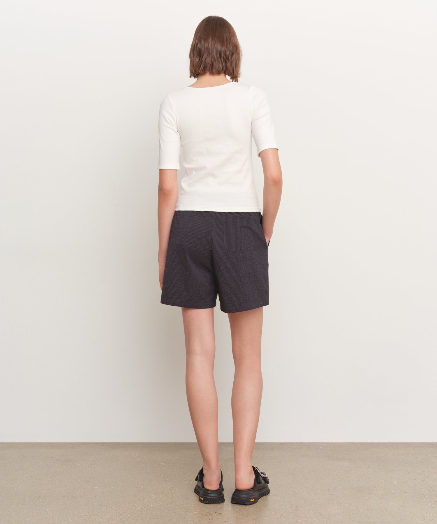 The model is 181 cm tall and is wearing a size 2 in WHITE.