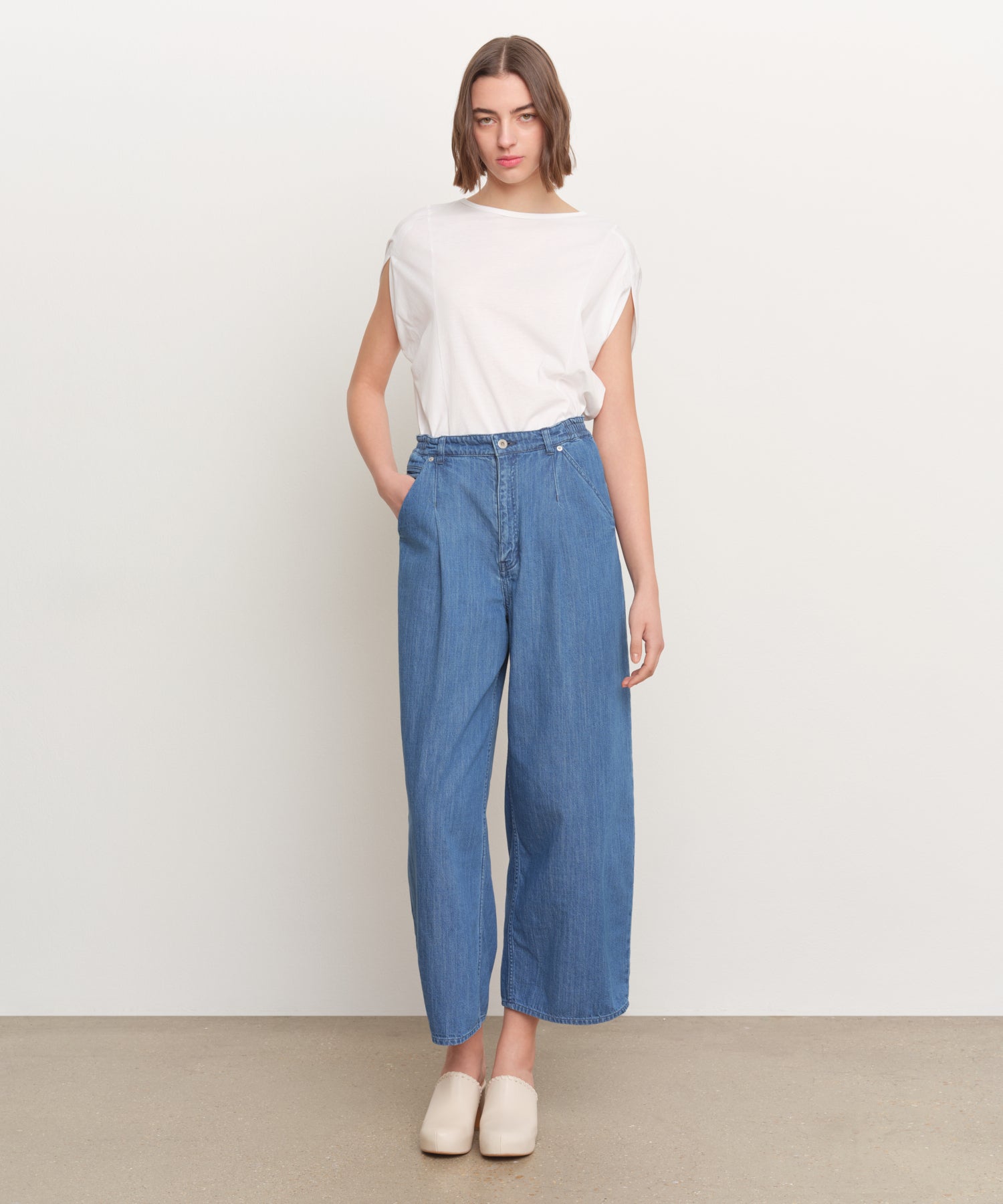 The model is 181 cm tall and is wearing a size 2 in BLUE.