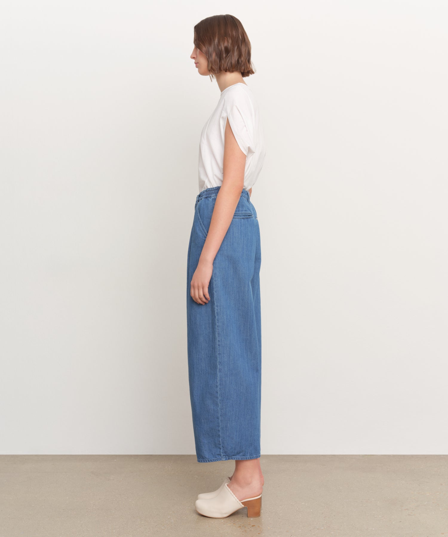 The model is 181 cm tall and is wearing a size 2 in BLUE.