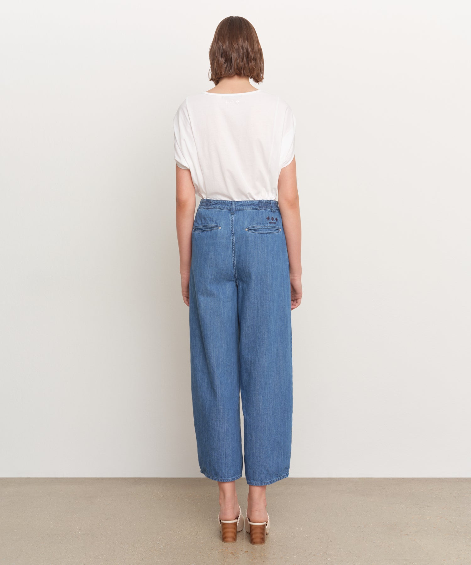 The model is 181 cm tall and is wearing a size 2 in BLUE.