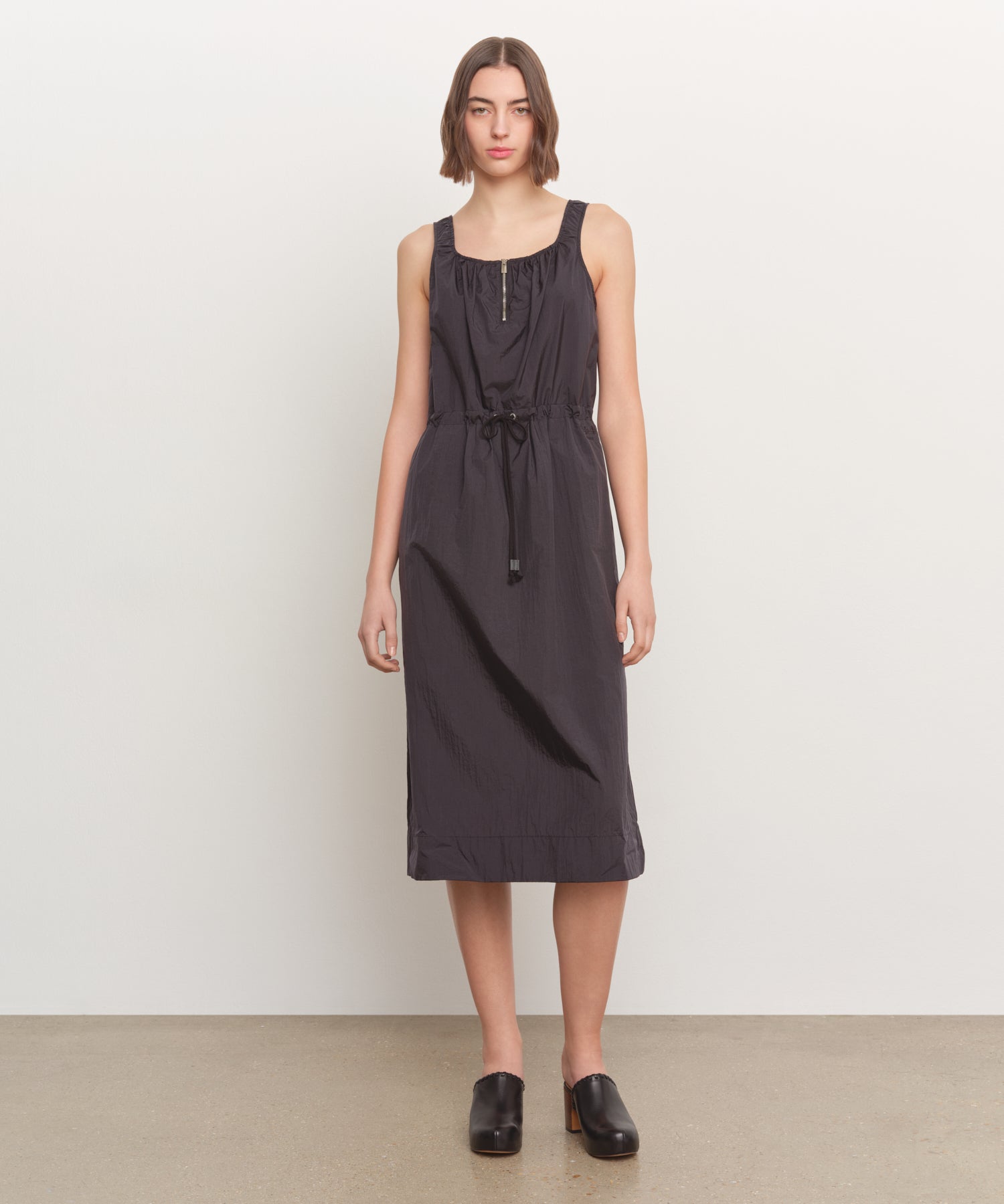 The model is 181 cm tall and is wearing a size 2 in BLACK.