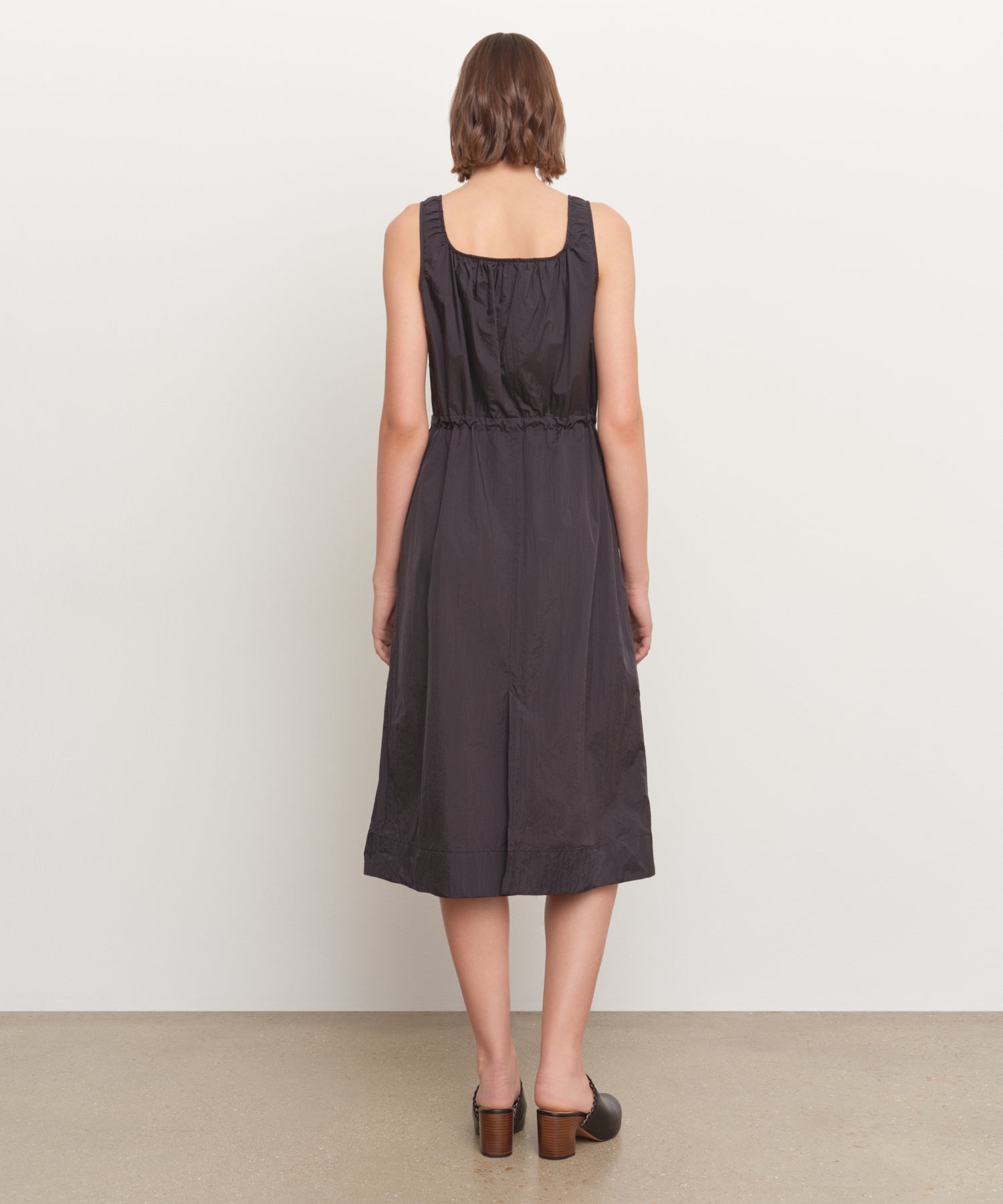 The model is 181 cm tall and is wearing a size 2 in BLACK.