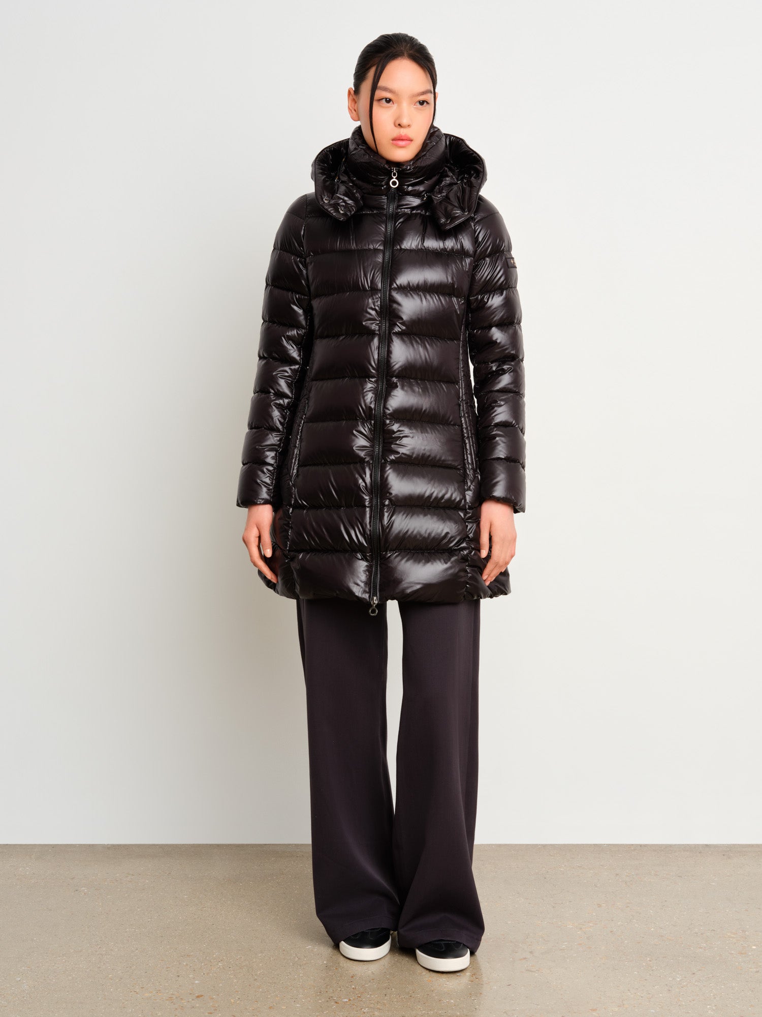 The model is 175 cm tall and is wearing a size 2 in Black.