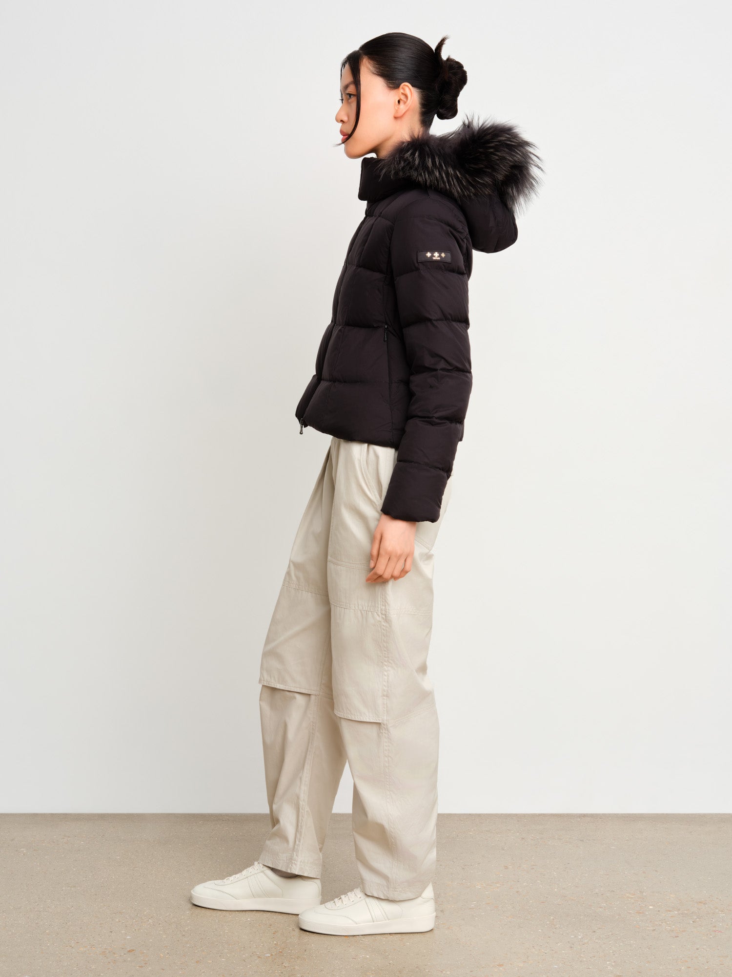 The model is 175 cm tall and is wearing a size 2 in Black.