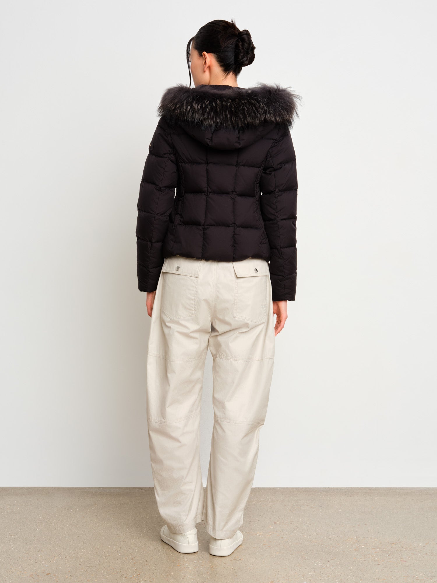 The model is 175 cm tall and is wearing a size 2 in Black.