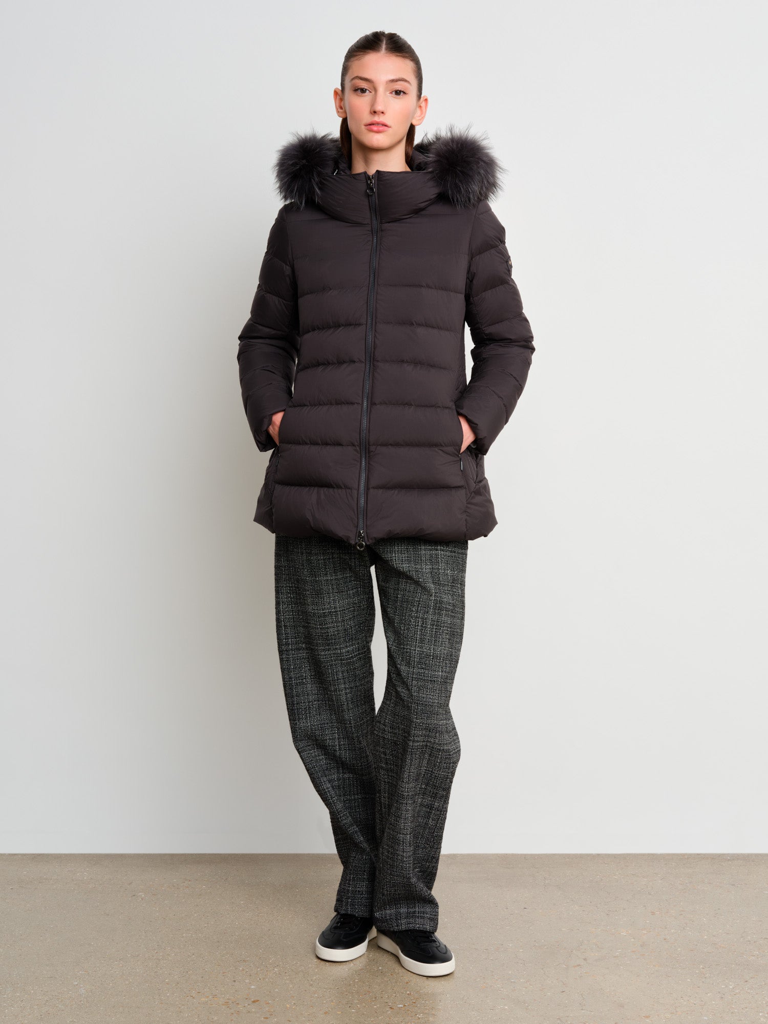 The model is 175 cm tall and is wearing a size 2 in Charcoal Gray.