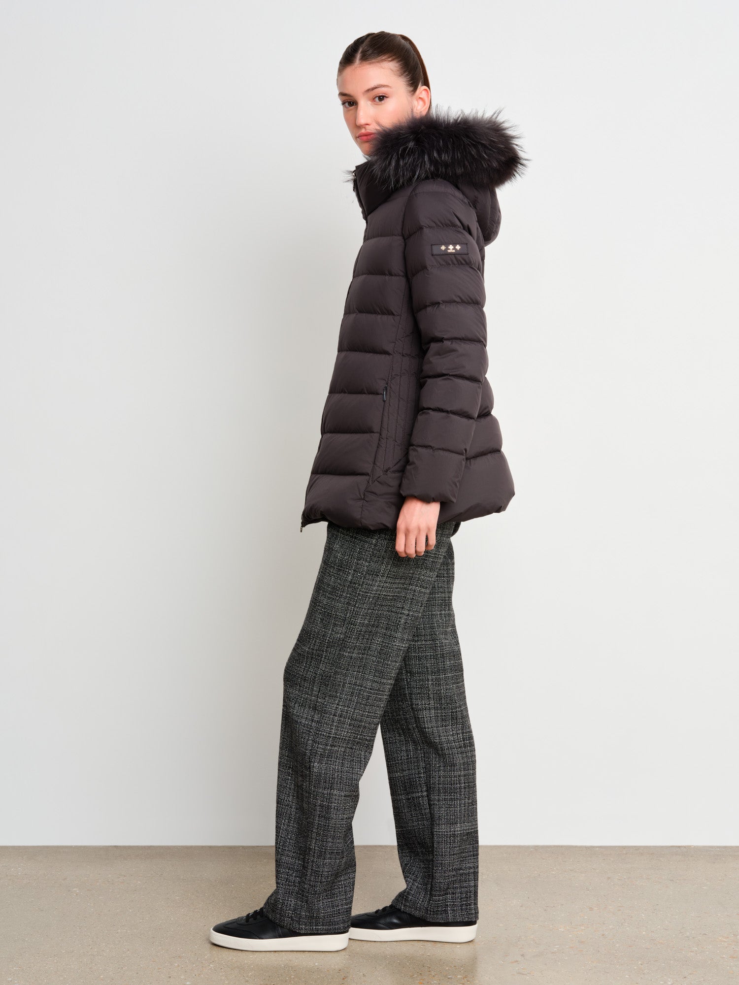 The model is 175 cm tall and is wearing a size 2 in Charcoal Gray.