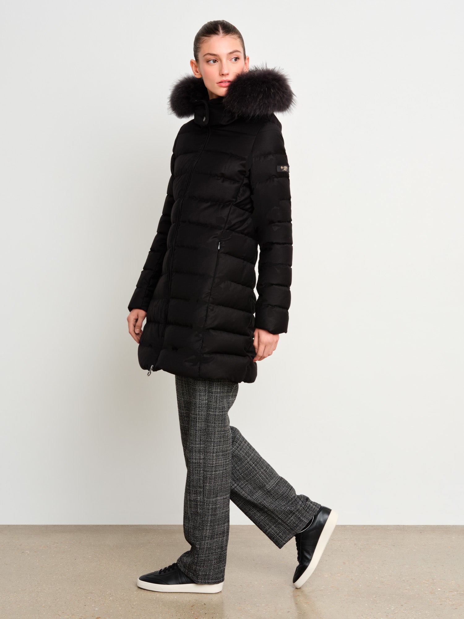 The model is 175 cm tall and is wearing a size 2 in Black.