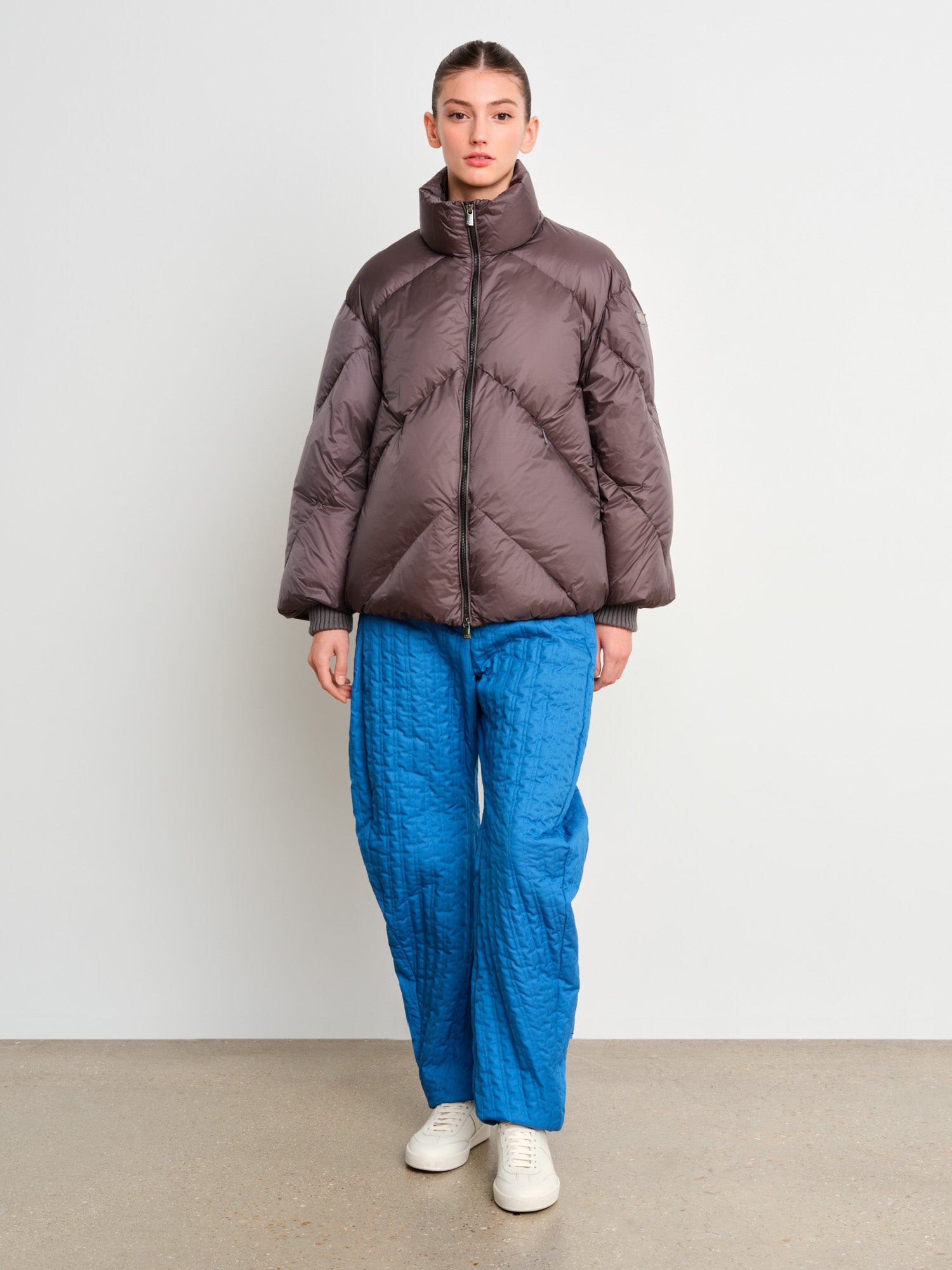 The model is 175 cm tall and is wearing a size 2 in Charcoal Gray.