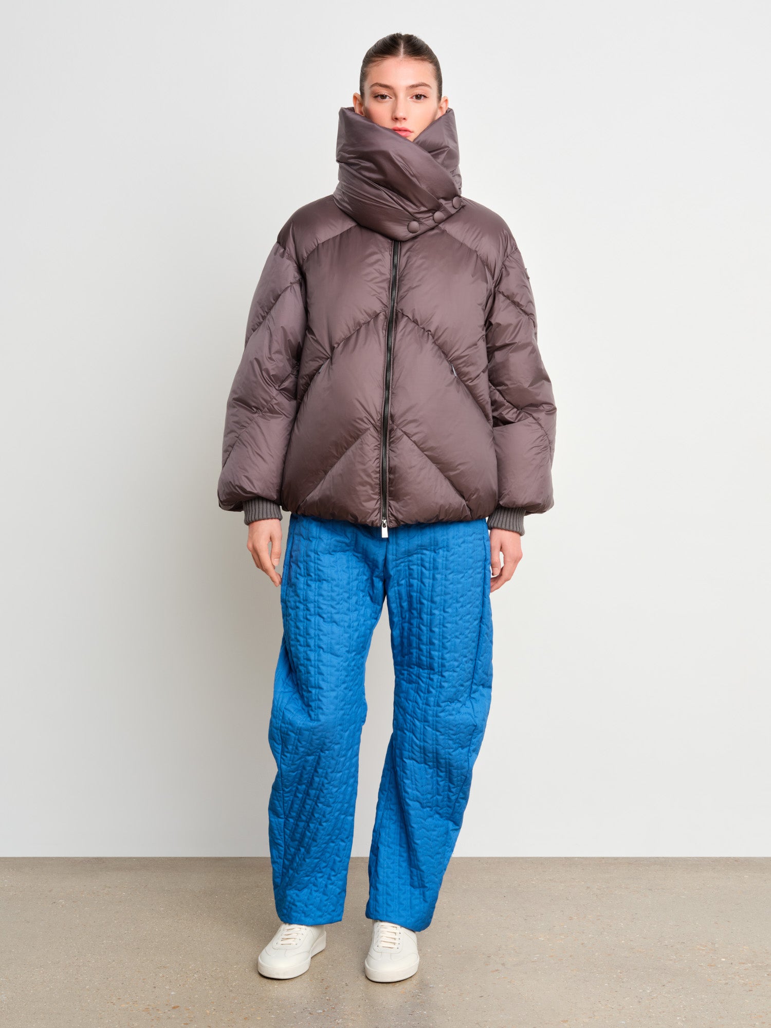 The model is 175 cm tall and is wearing a size 2 in Charcoal Gray.