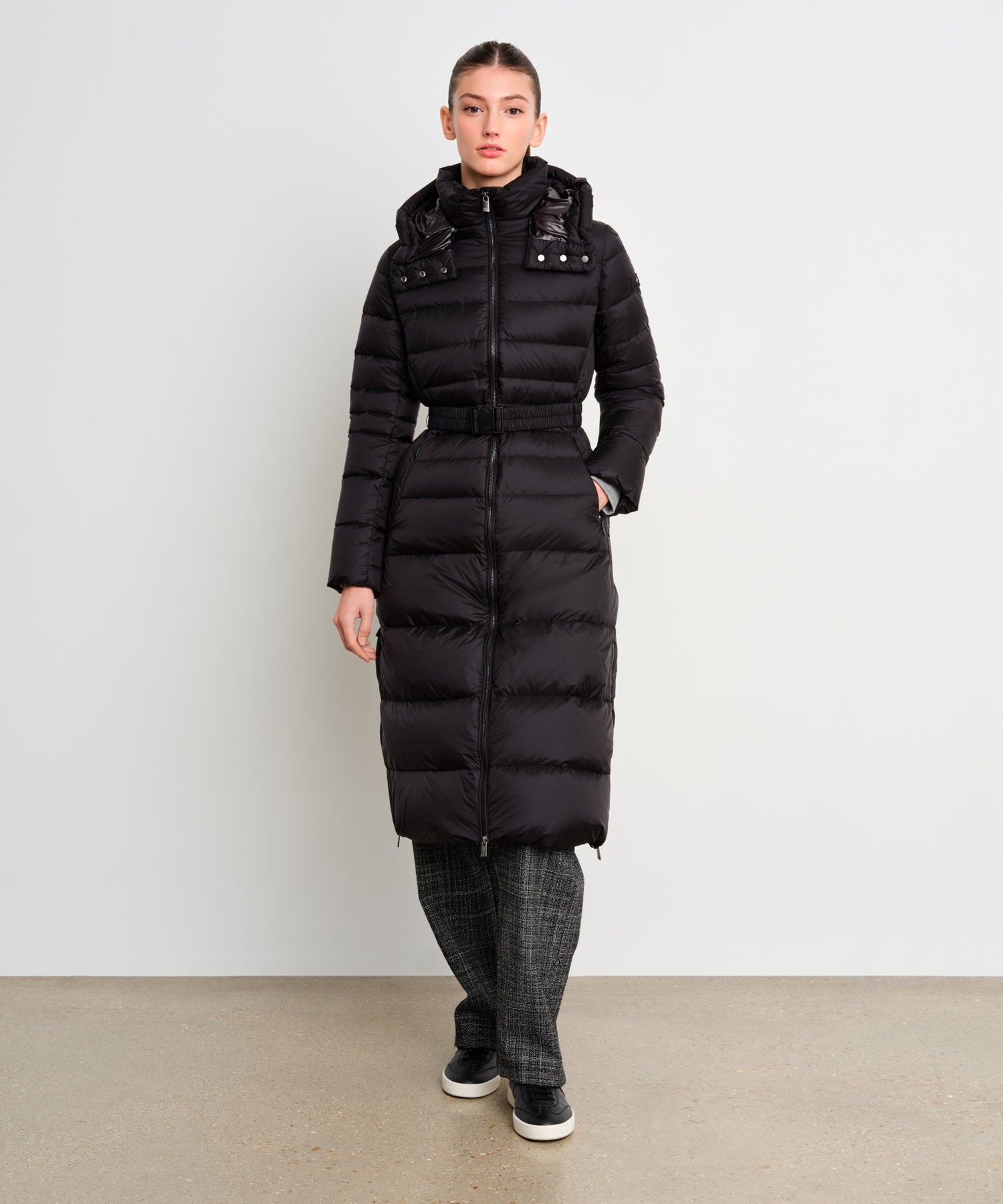 The model is 175 cm tall and is wearing a size 2 in Black.