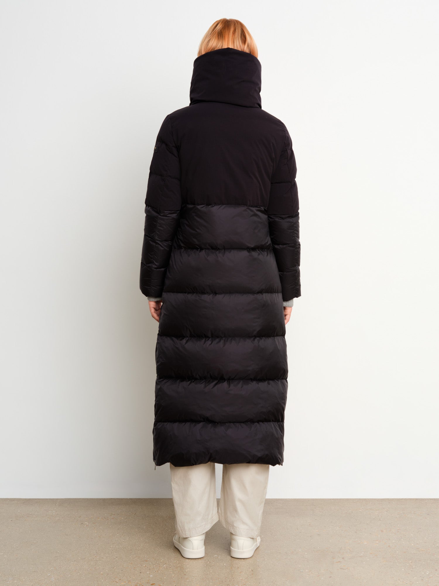 The model is 175 cm tall and is wearing a size 2 in Black.