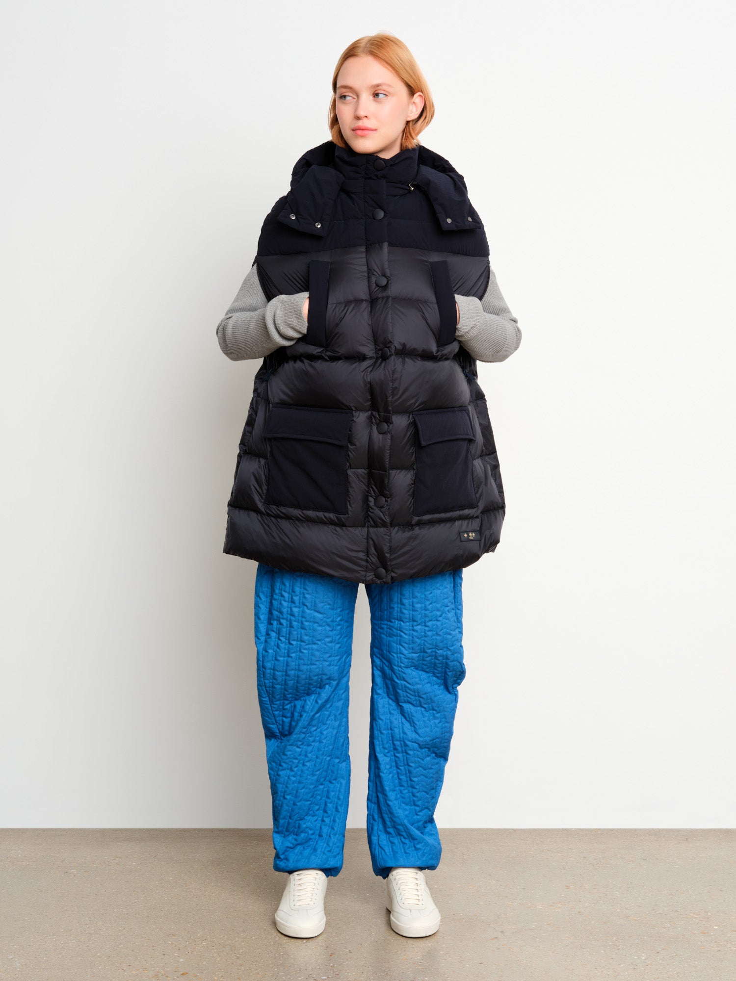 The model is 175 cm tall and is wearing a size 2 in Black.