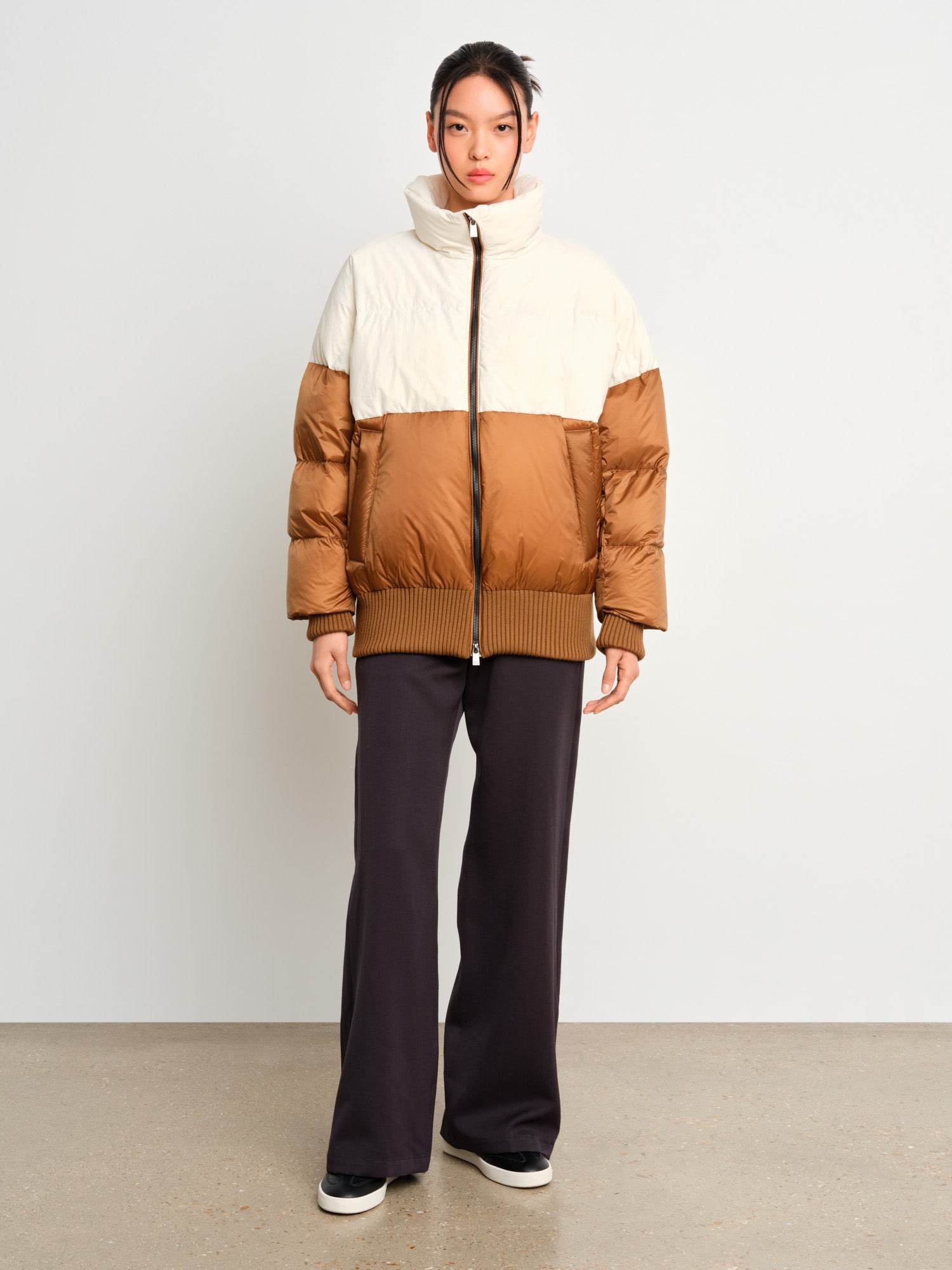 The model is 175 cm tall and is wearing a size 2 in Camel.