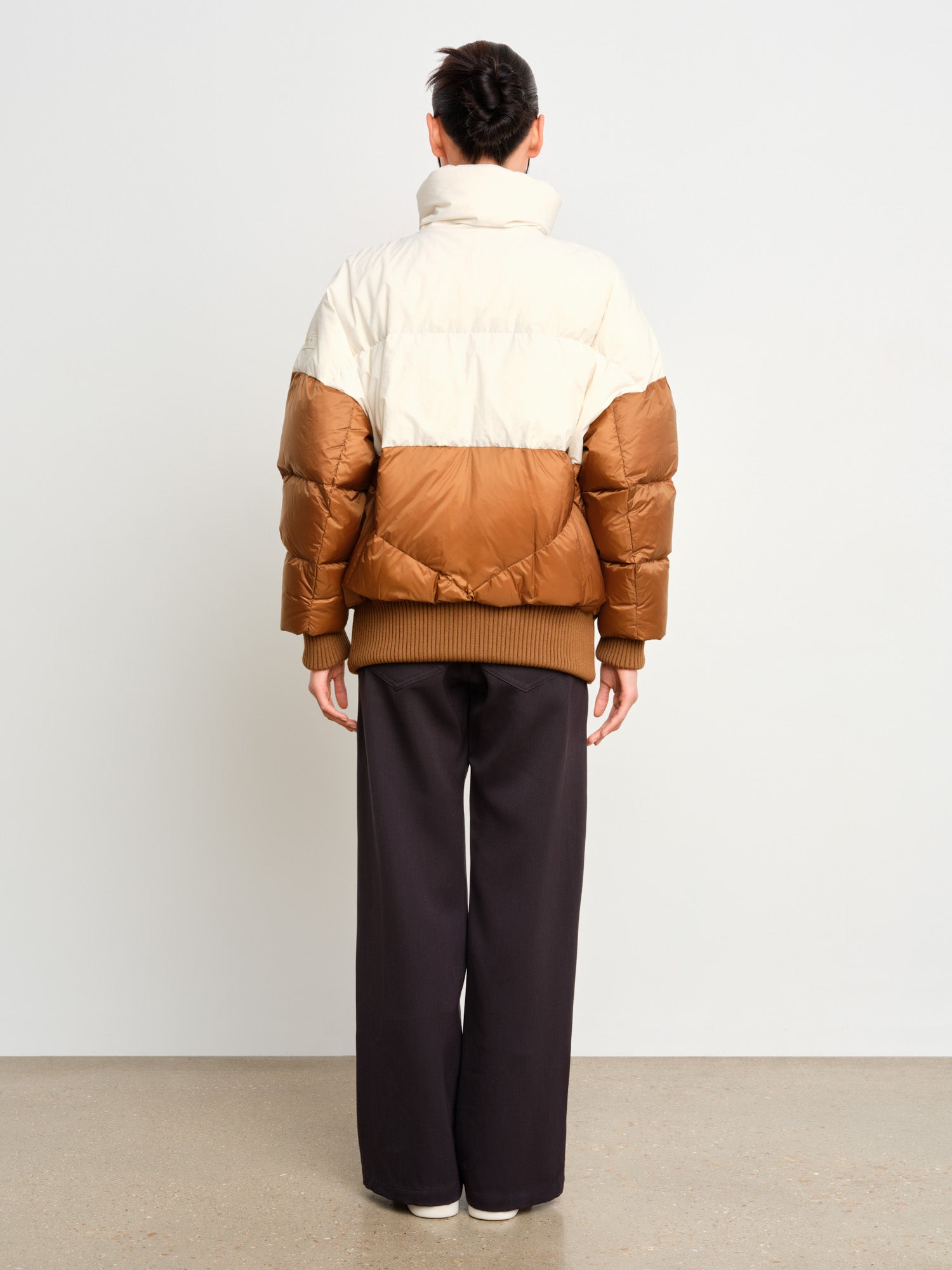 The model is 175 cm tall and is wearing a size 2 in Camel.