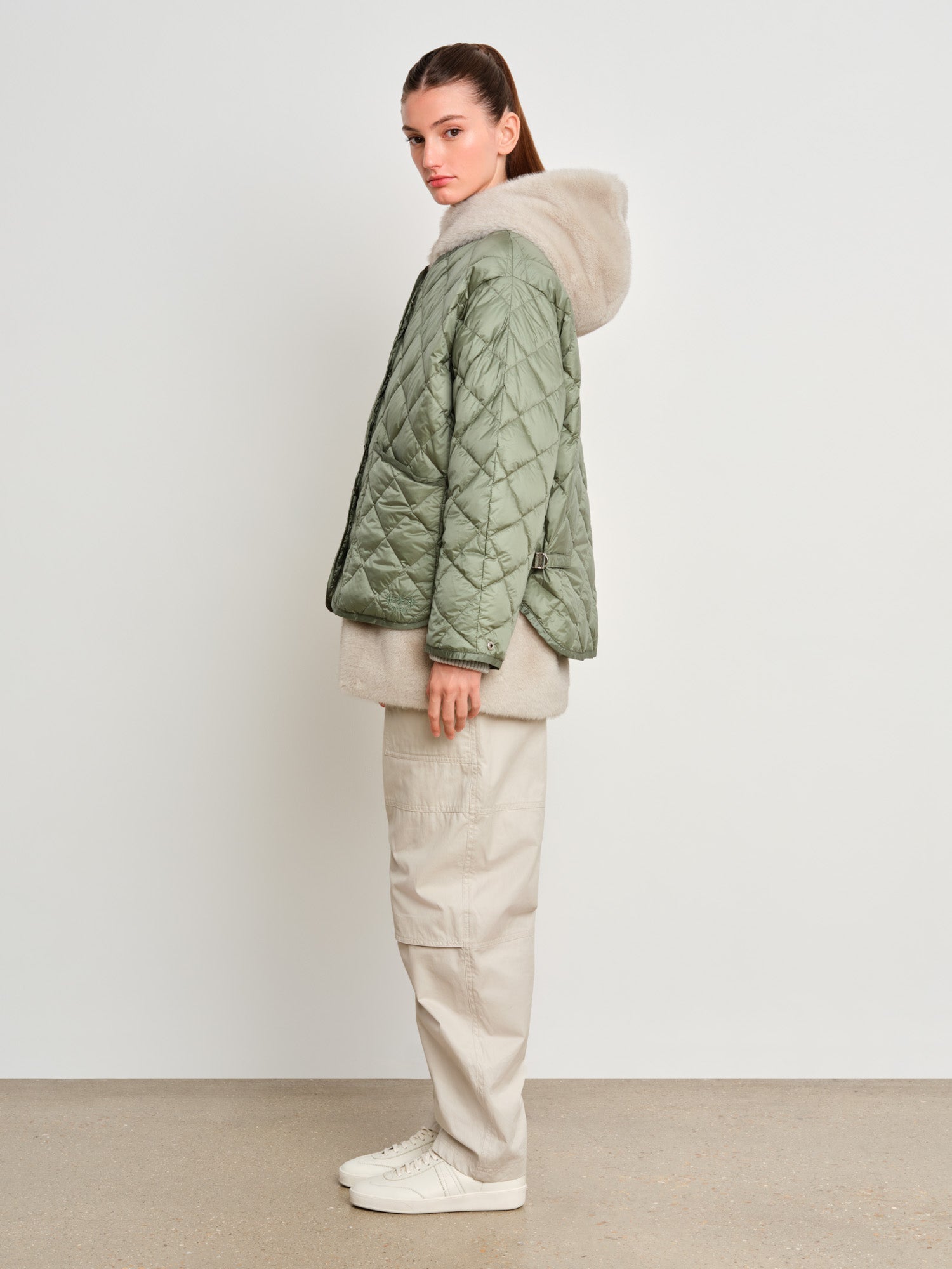 The model is 175 cm tall and is wearing a size 2 in Green.