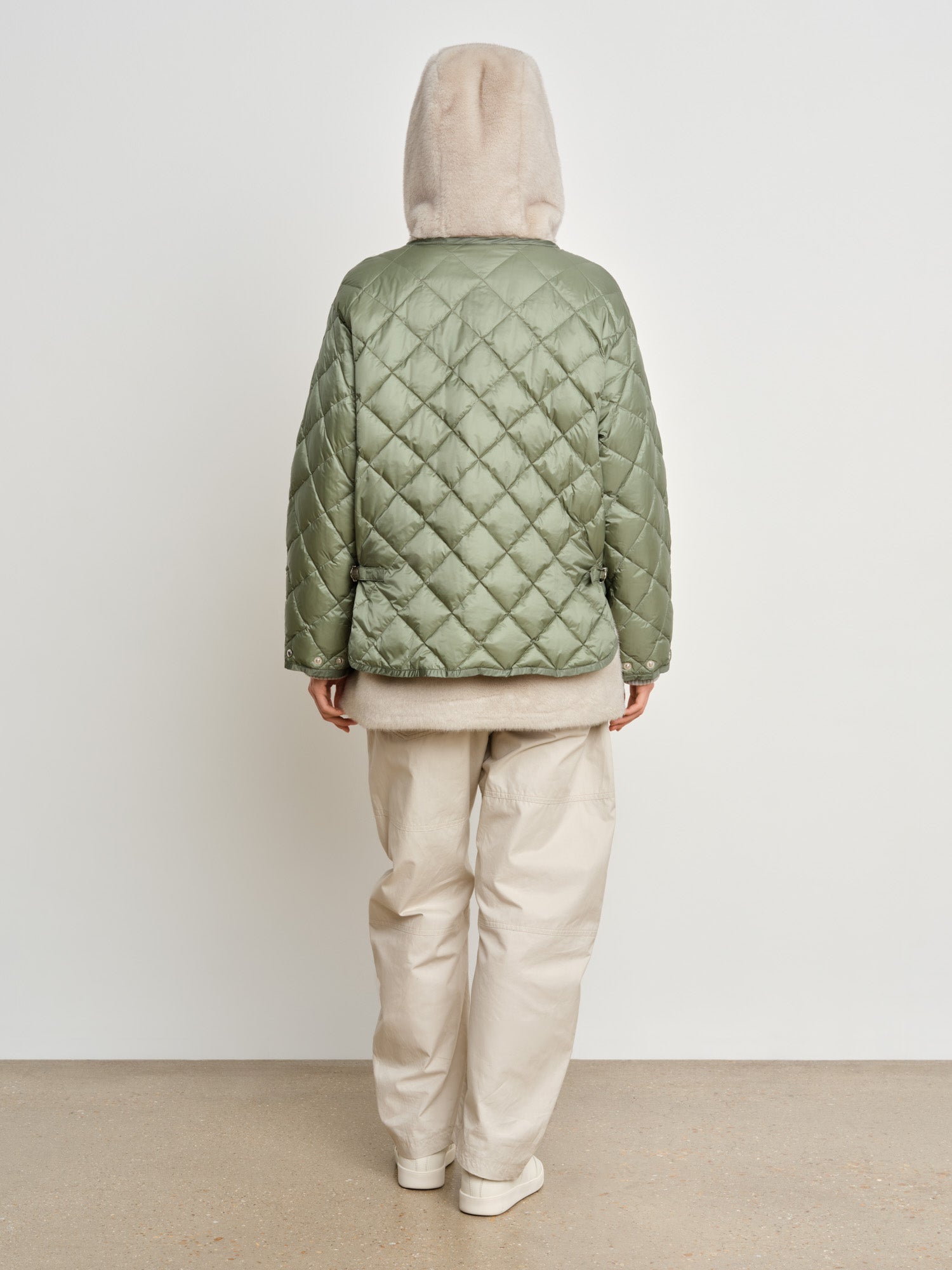 The model is 175 cm tall and is wearing a size 2 in Green.