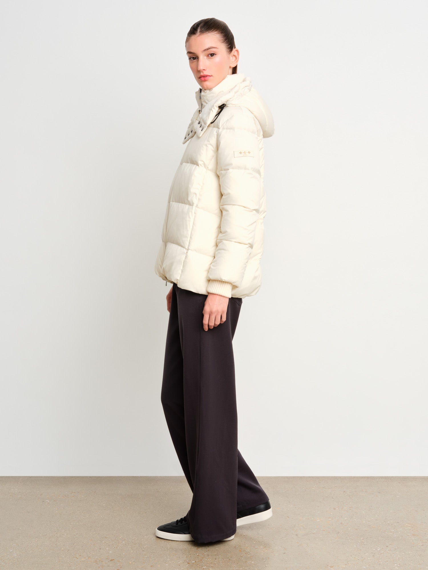 The model is 175 cm tall and is wearing a size 2 in Ivory.