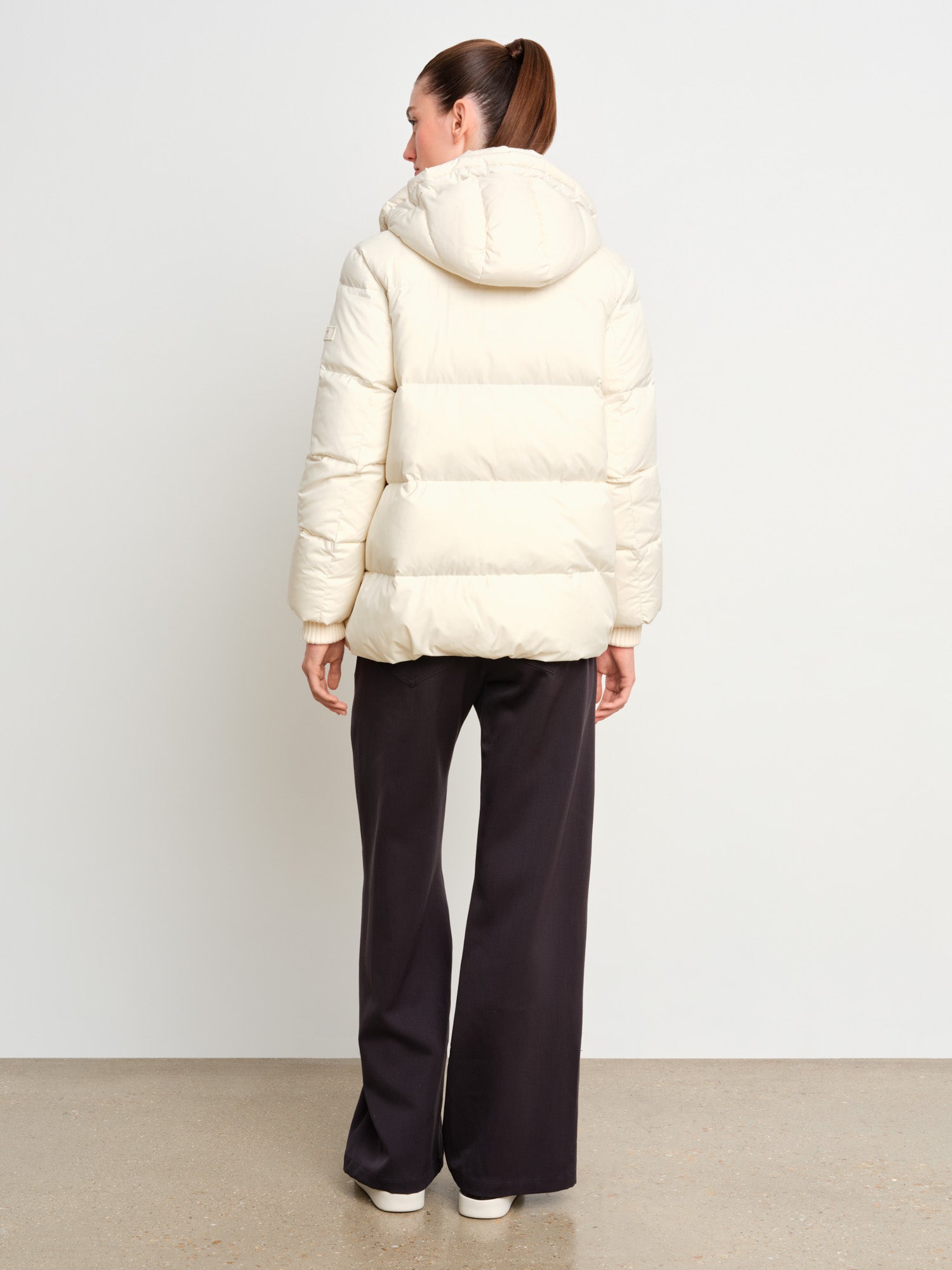 The model is 175 cm tall and is wearing a size 2 in Ivory.