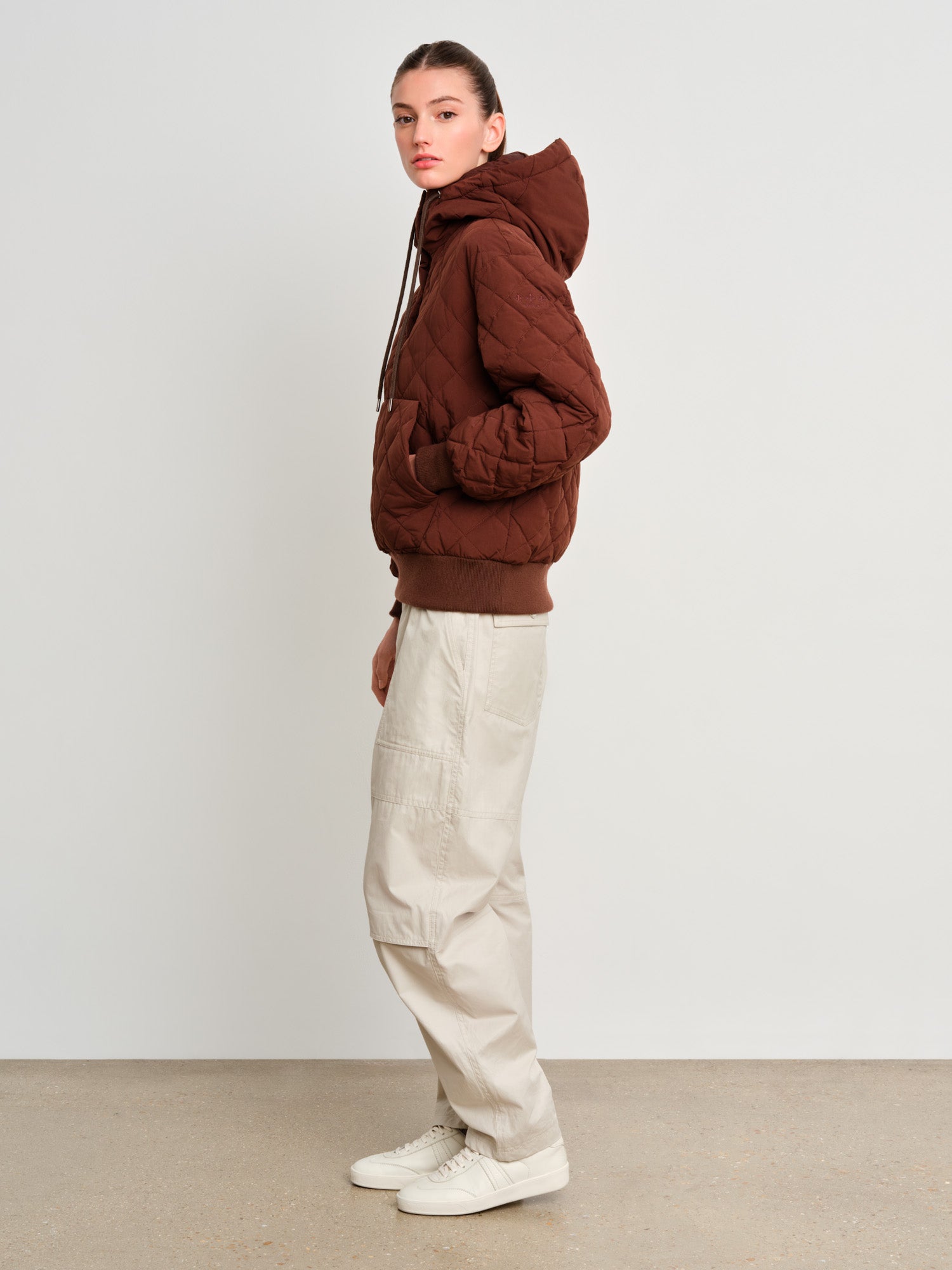 The model is 175 cm tall and is wearing a size 2 in Brown.
