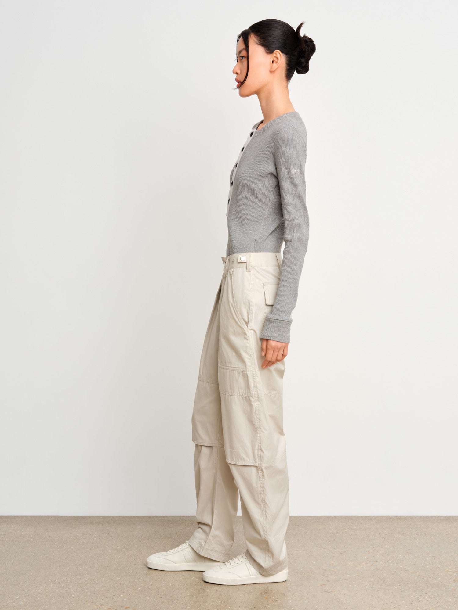 The model is 175 cm tall and is wearing a size 2 in Light Gray.