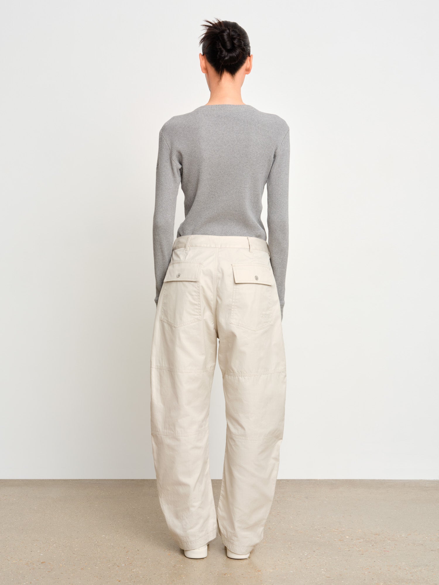 The model is 175 cm tall and is wearing a size 2 in Light Gray.