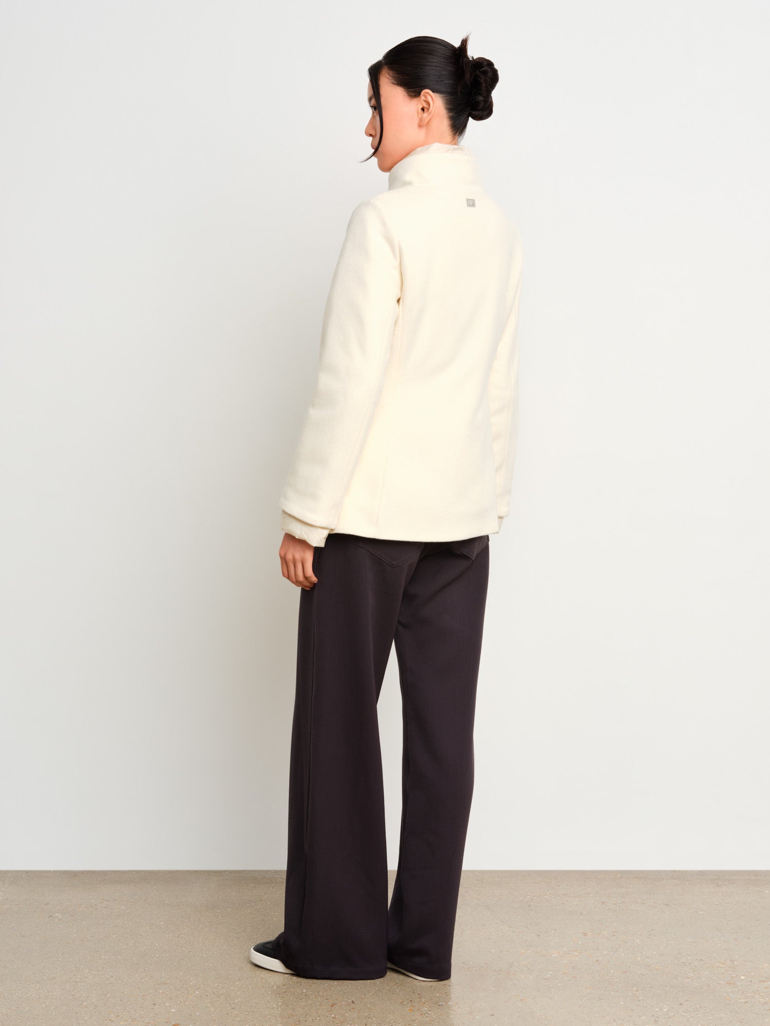 The model is 175 cm tall and is wearing a size 2 in Ivory.