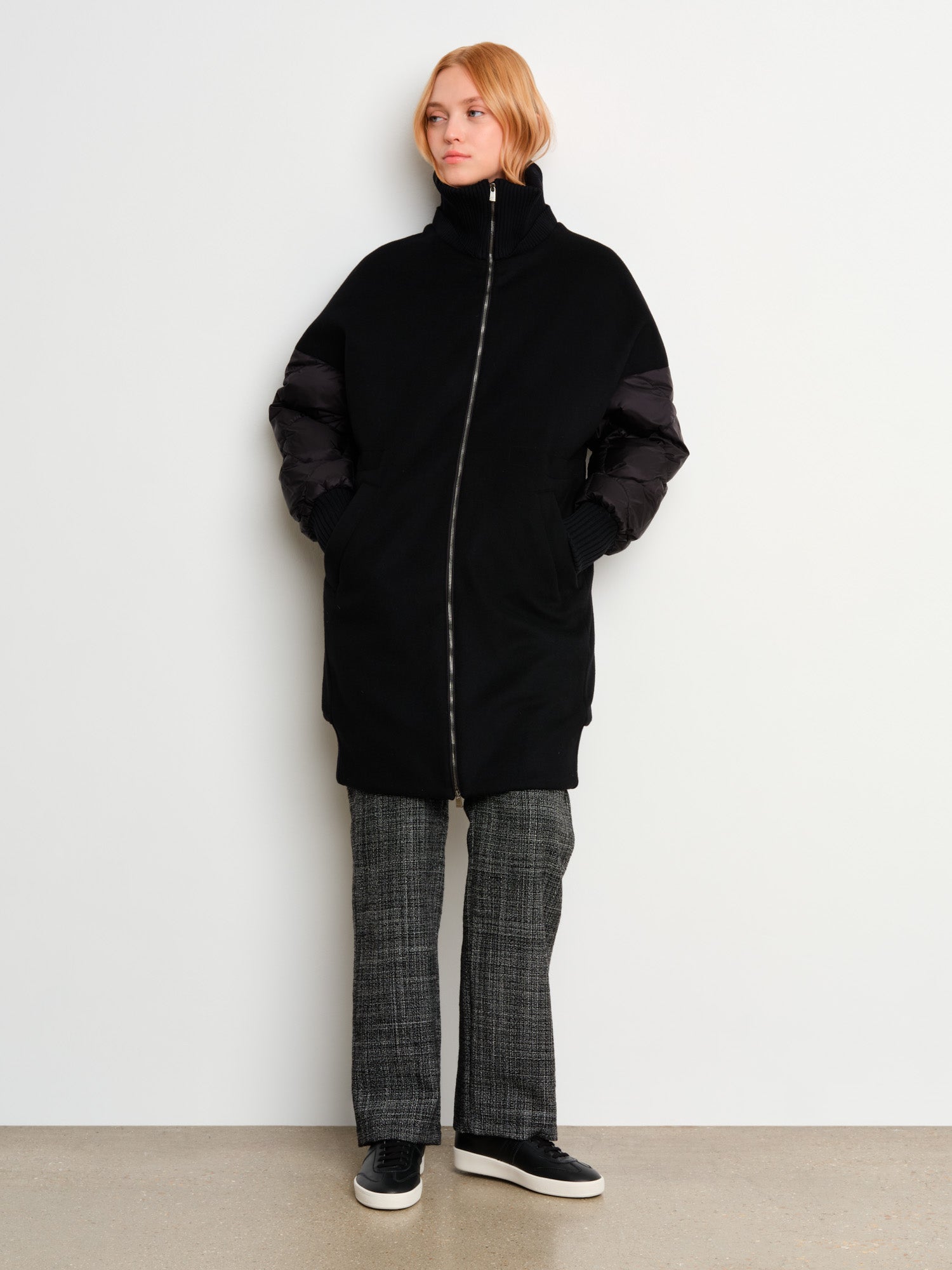 The model is 175 cm tall and is wearing a size 2 in Black.