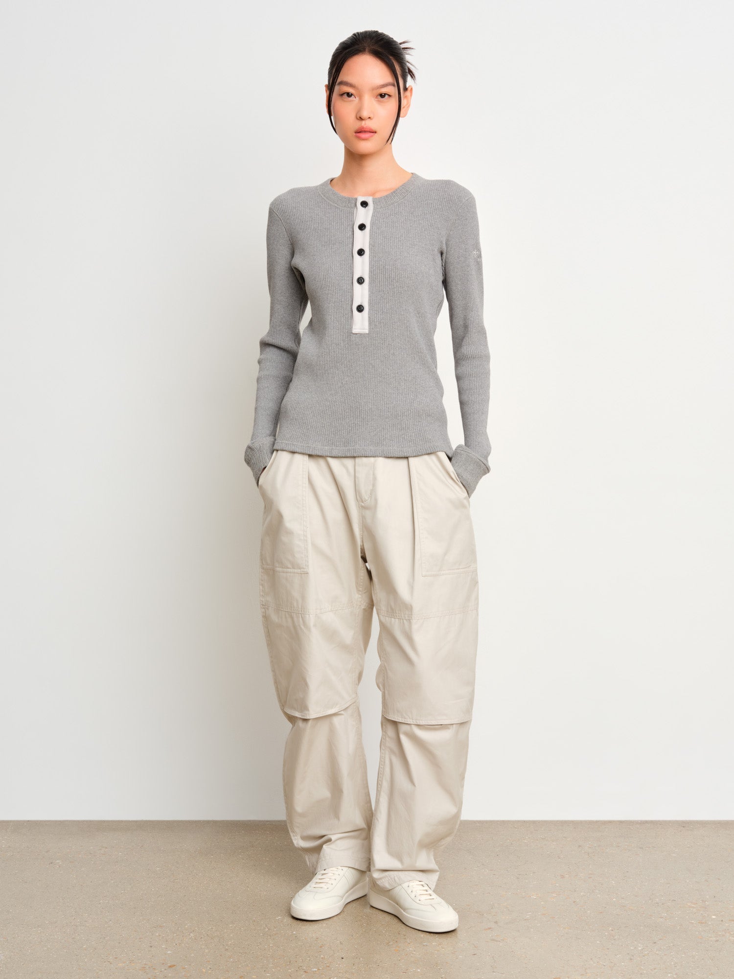 The model is 175 cm tall and is wearing a size 2 in Gray.