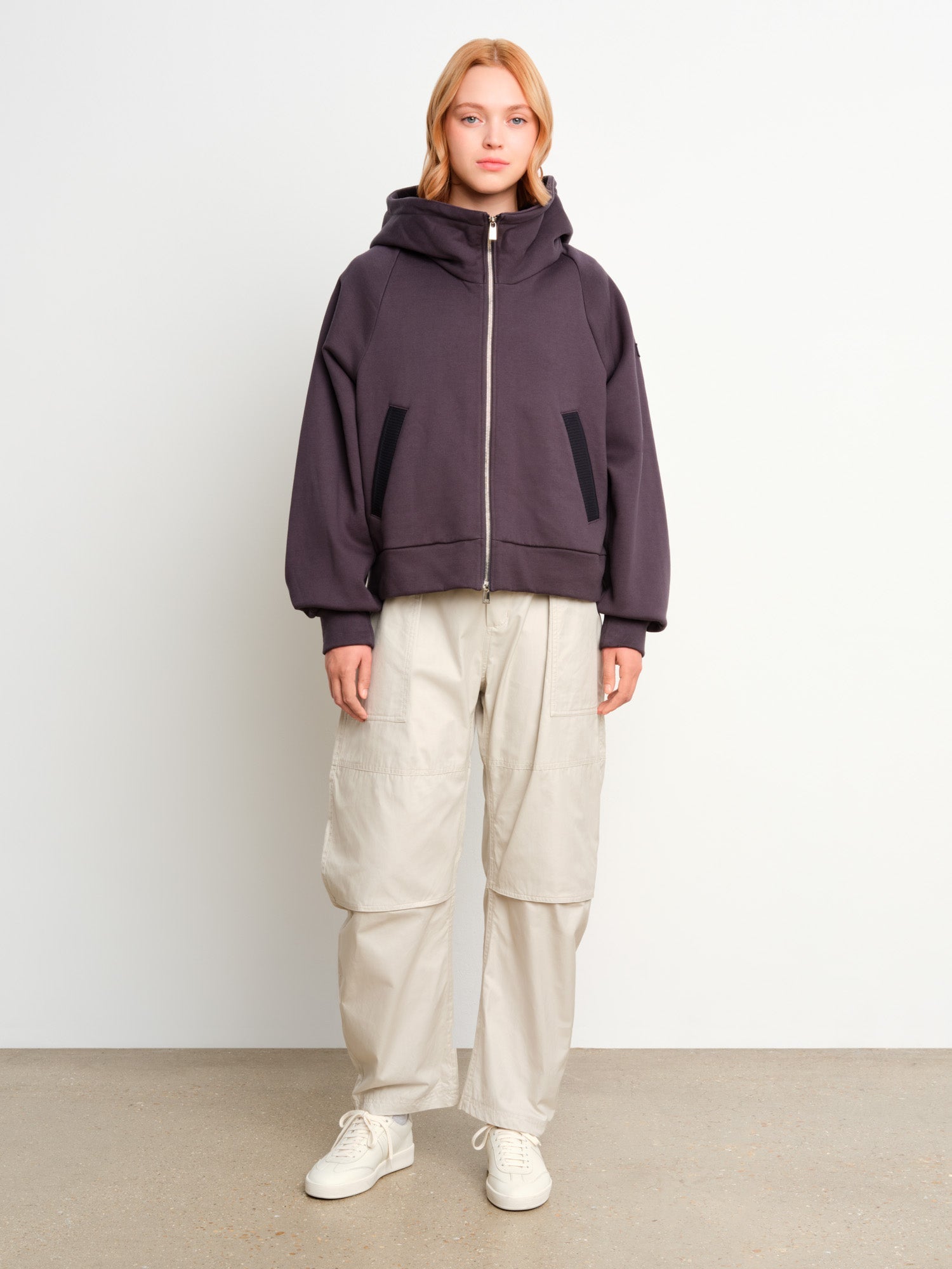 The model is 175 cm tall and is wearing a size 2 in Dark Gray.