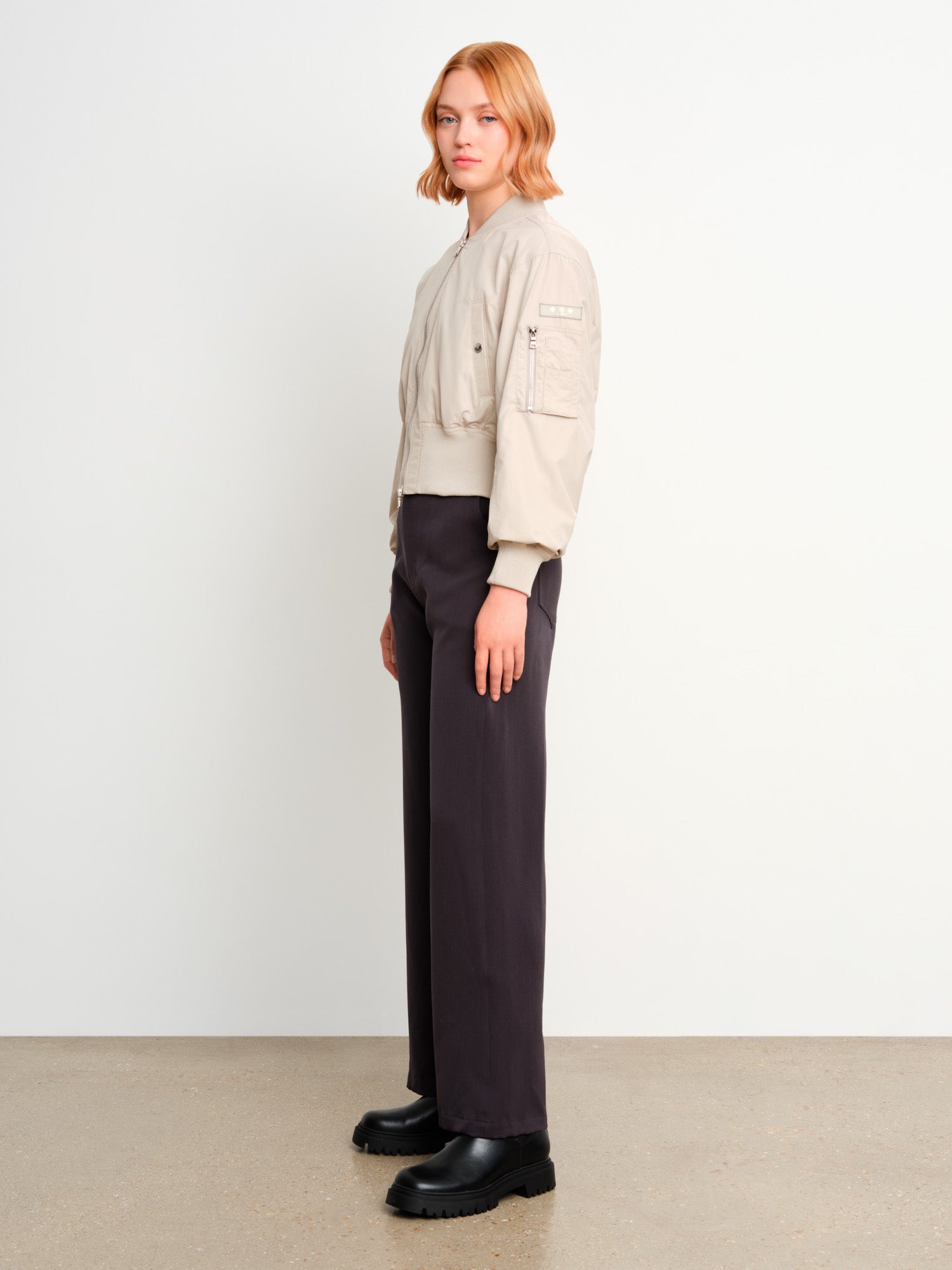 The model is 175 cm tall and is wearing a size 2 in Light Gray.