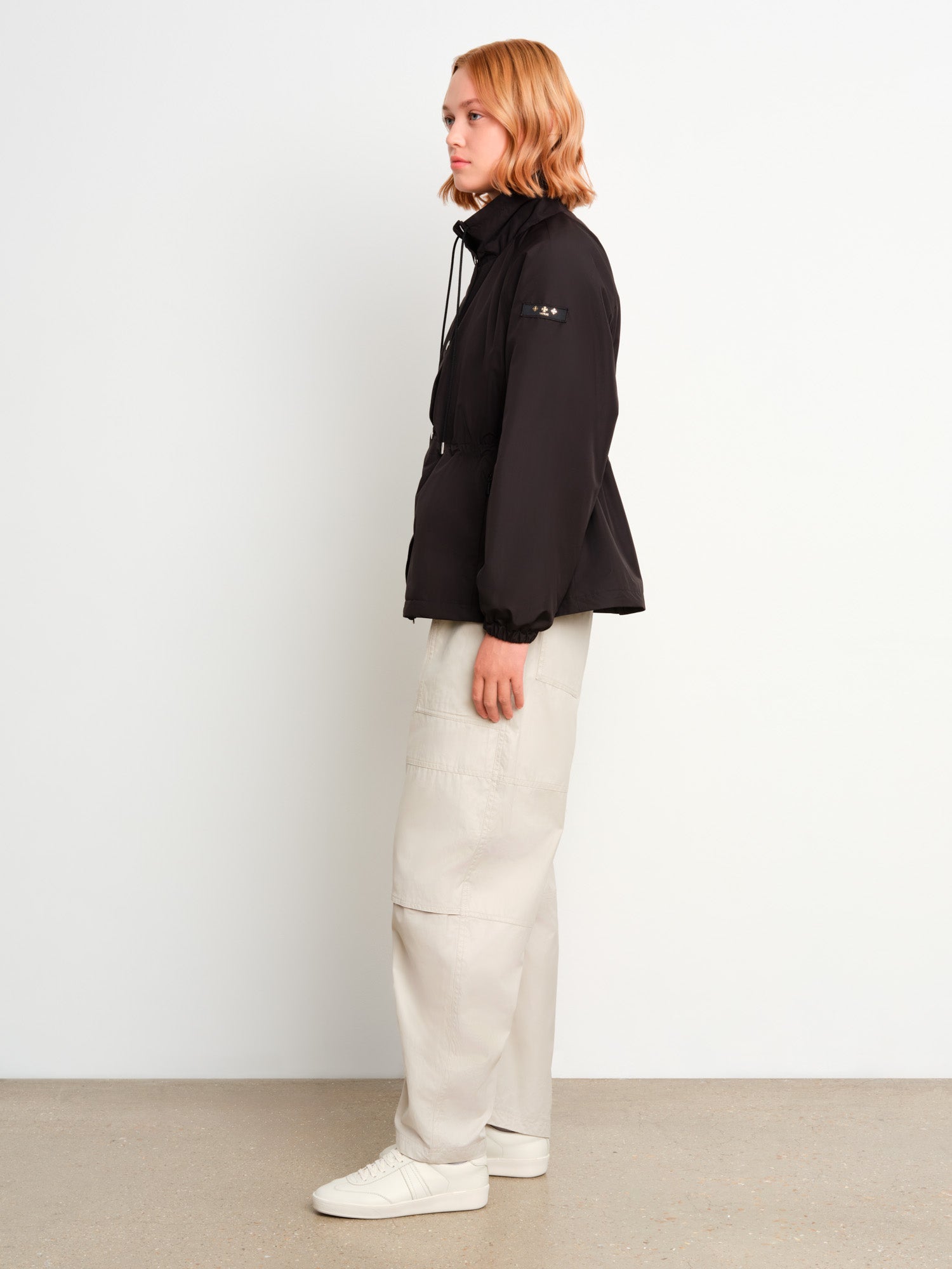 The model is 175 cm tall and is wearing a size 2 in Black.