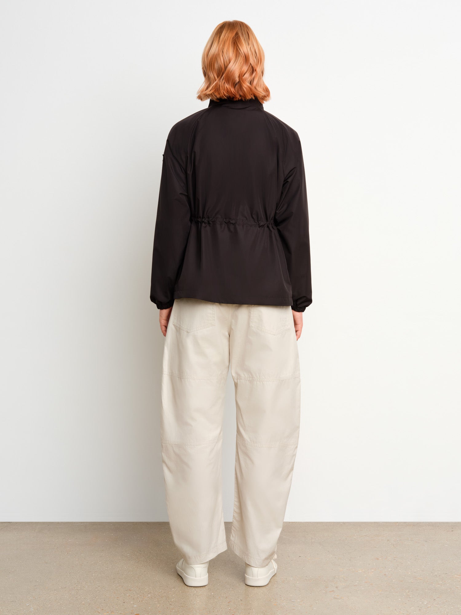 The model is 175 cm tall and is wearing a size 2 in Black.