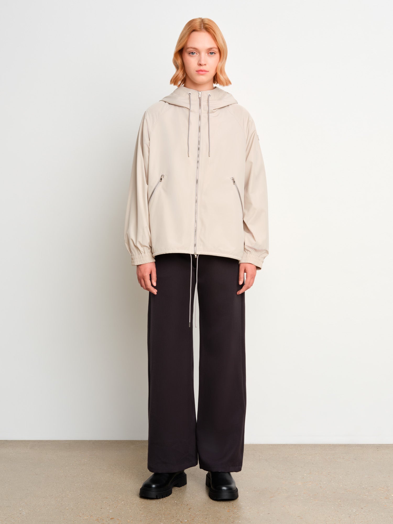 The model is 175 cm tall and is wearing a size 2 in Light Gray.