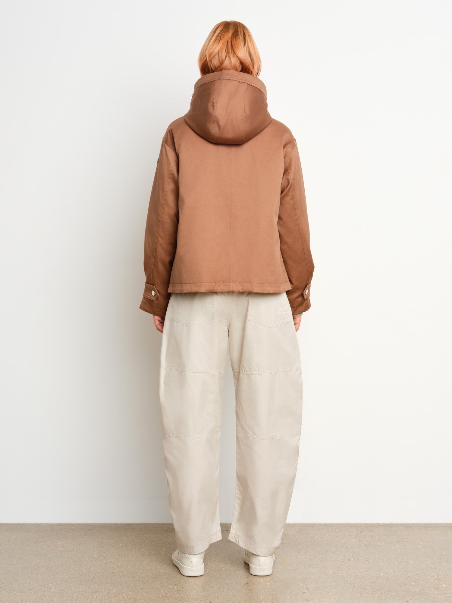 The model is 175 cm tall and is wearing a size 2 in Beige.