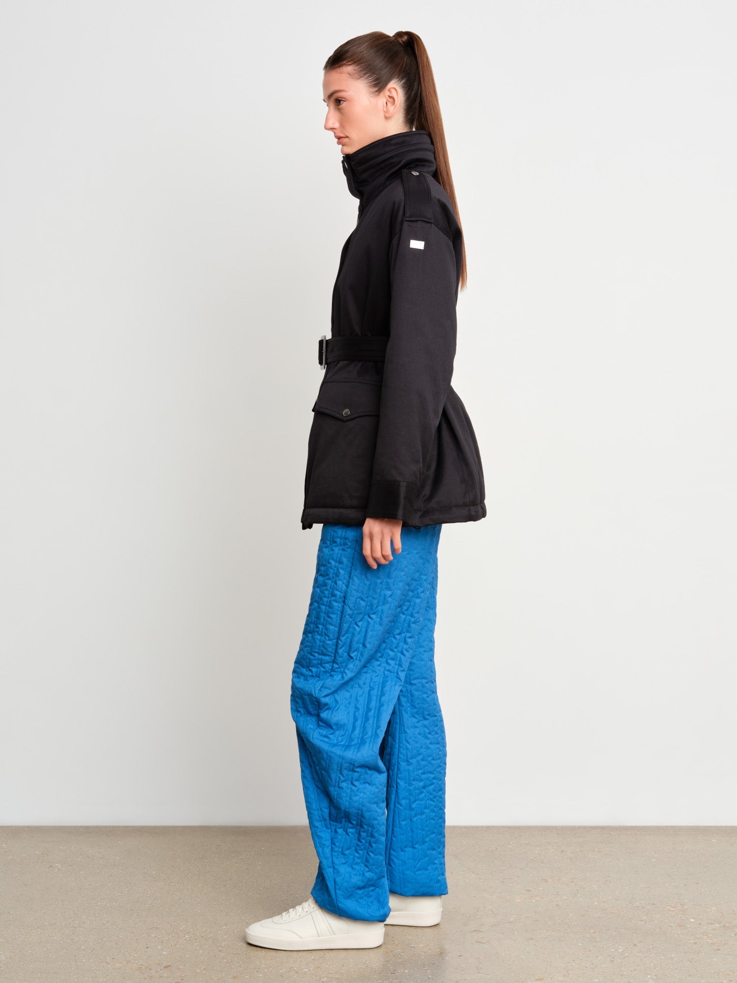 The model is 175 cm tall and is wearing a size 2 in Black.