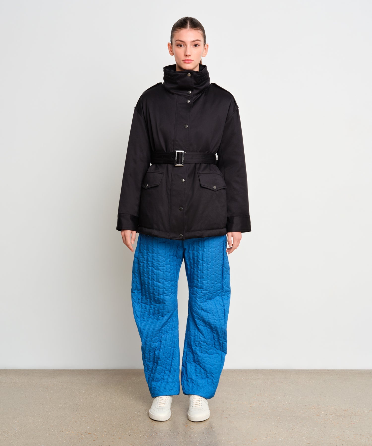 The model is 175 cm tall and is wearing a size 2 in Black.