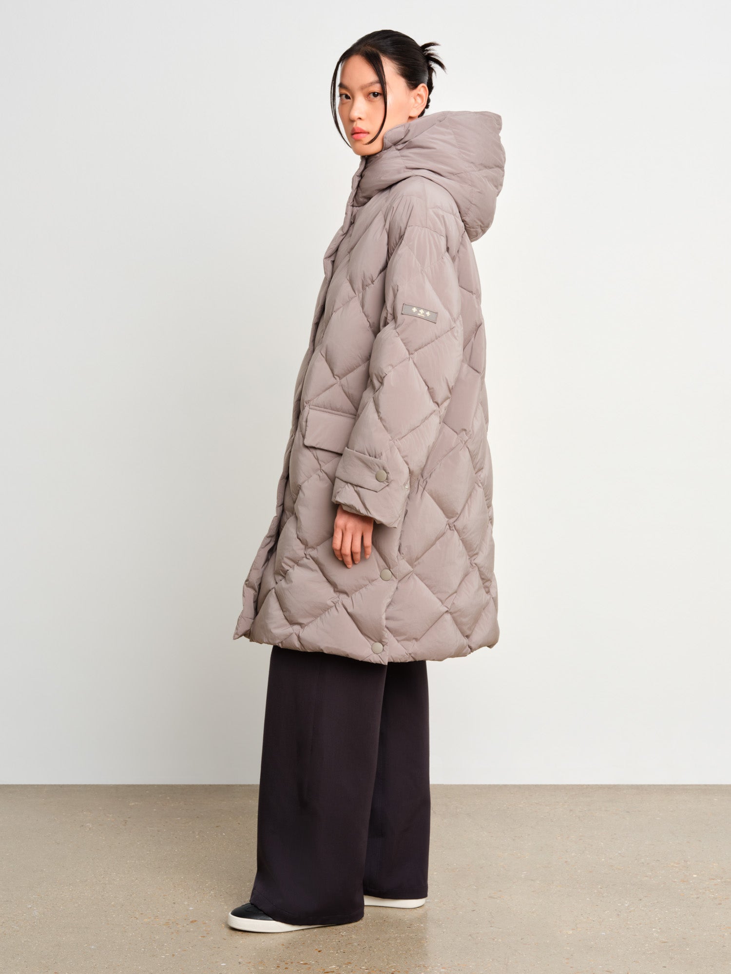 The model is 175 cm tall and is wearing a size 2 in Gray.